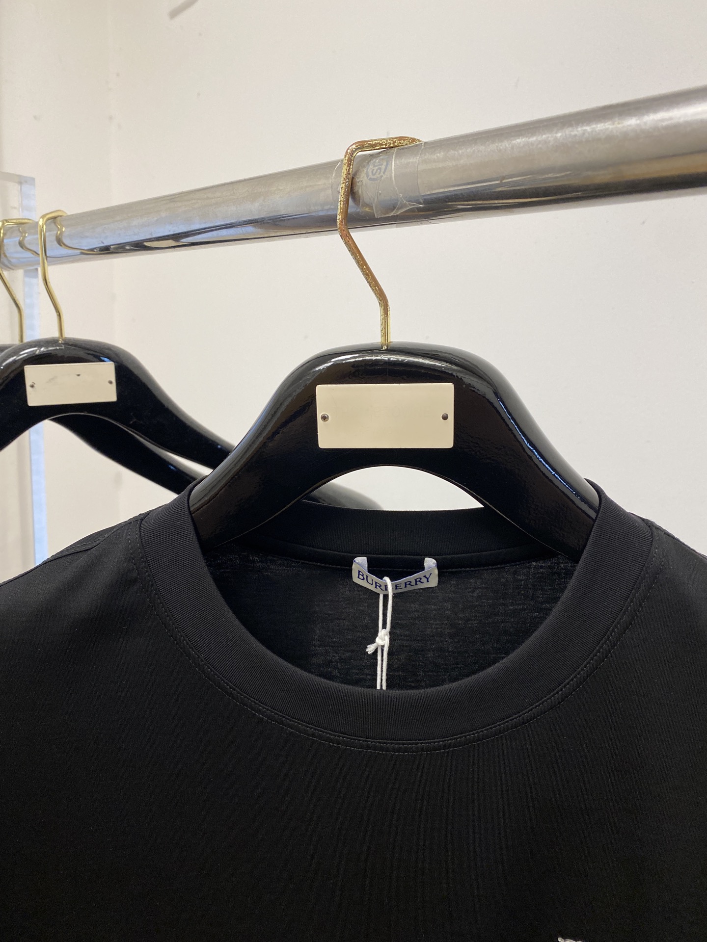 巴宝莉、2026新品短袖T恤，帅气时尚，简约百搭款。胸前五金装饰图案logo，面料棉 不仅挺括，保持潮流