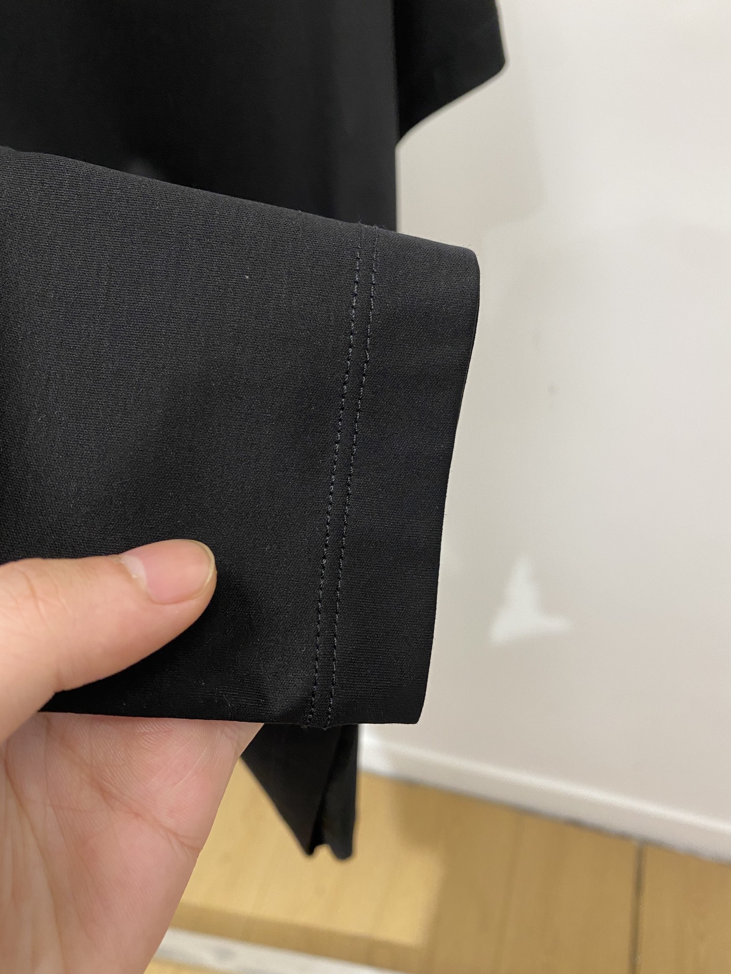 巴宝莉、2026新品短袖T恤，帅气时尚，简约百搭款。胸前五金装饰图案logo，面料棉 不仅挺括，保持潮流