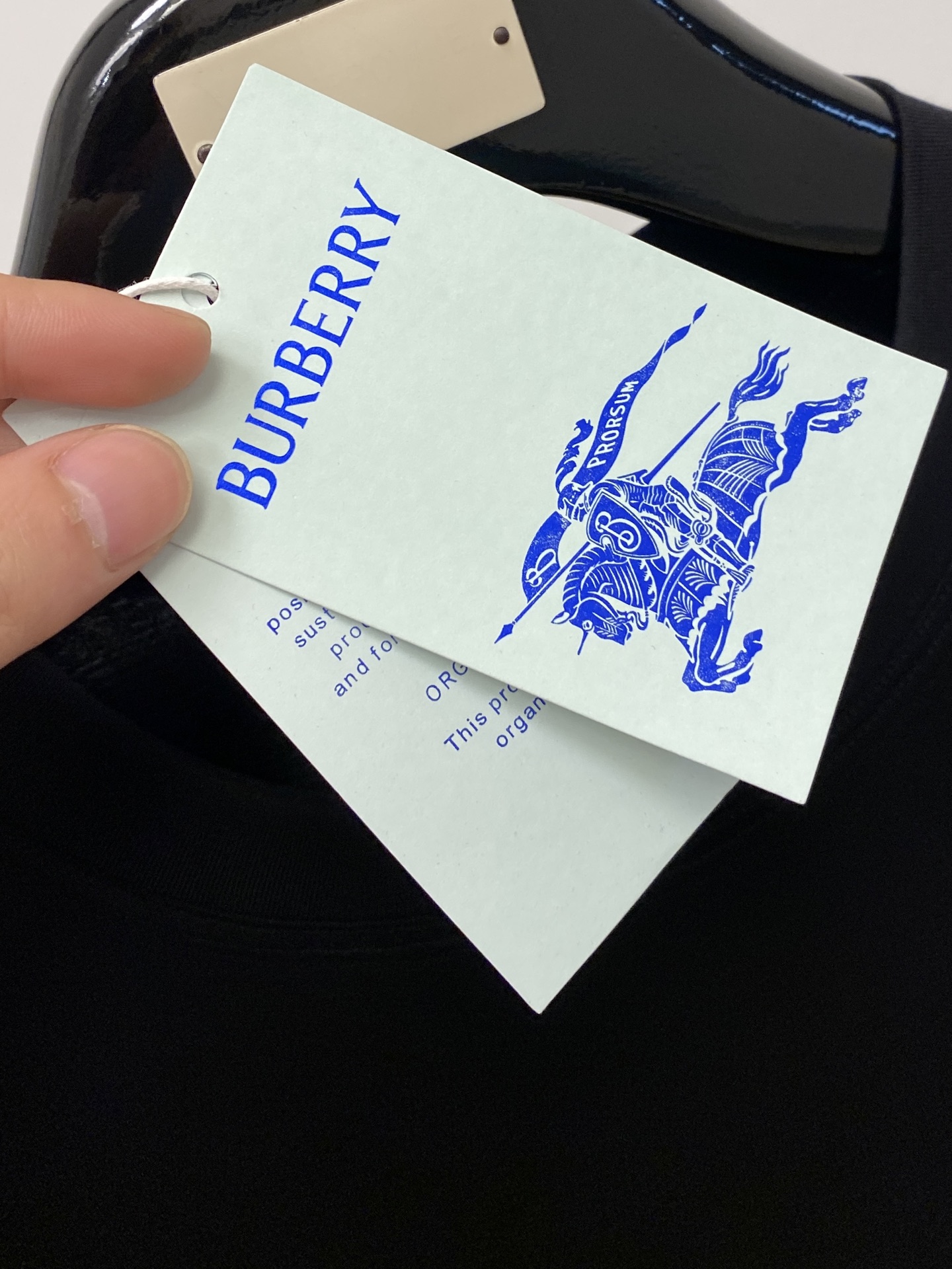 巴宝莉、2026新品短袖T恤，帅气时尚，简约百搭款。胸前五金装饰图案logo，面料棉 不仅挺括，保持潮流