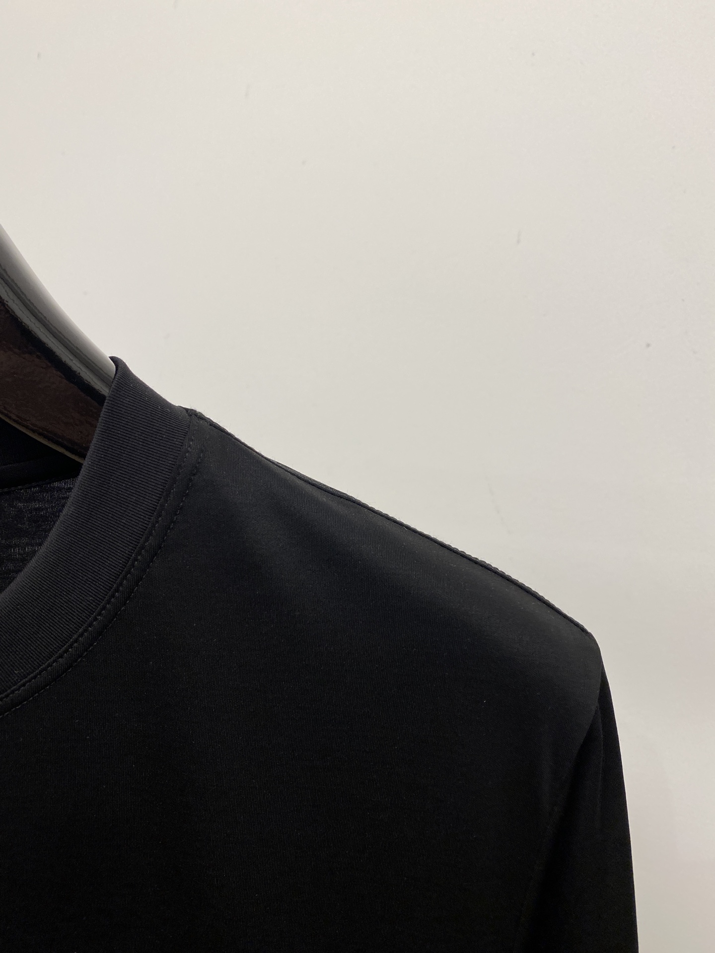 巴宝莉、2026新品短袖T恤，帅气时尚，简约百搭款。胸前五金装饰图案logo，面料棉 不仅挺括，保持潮流