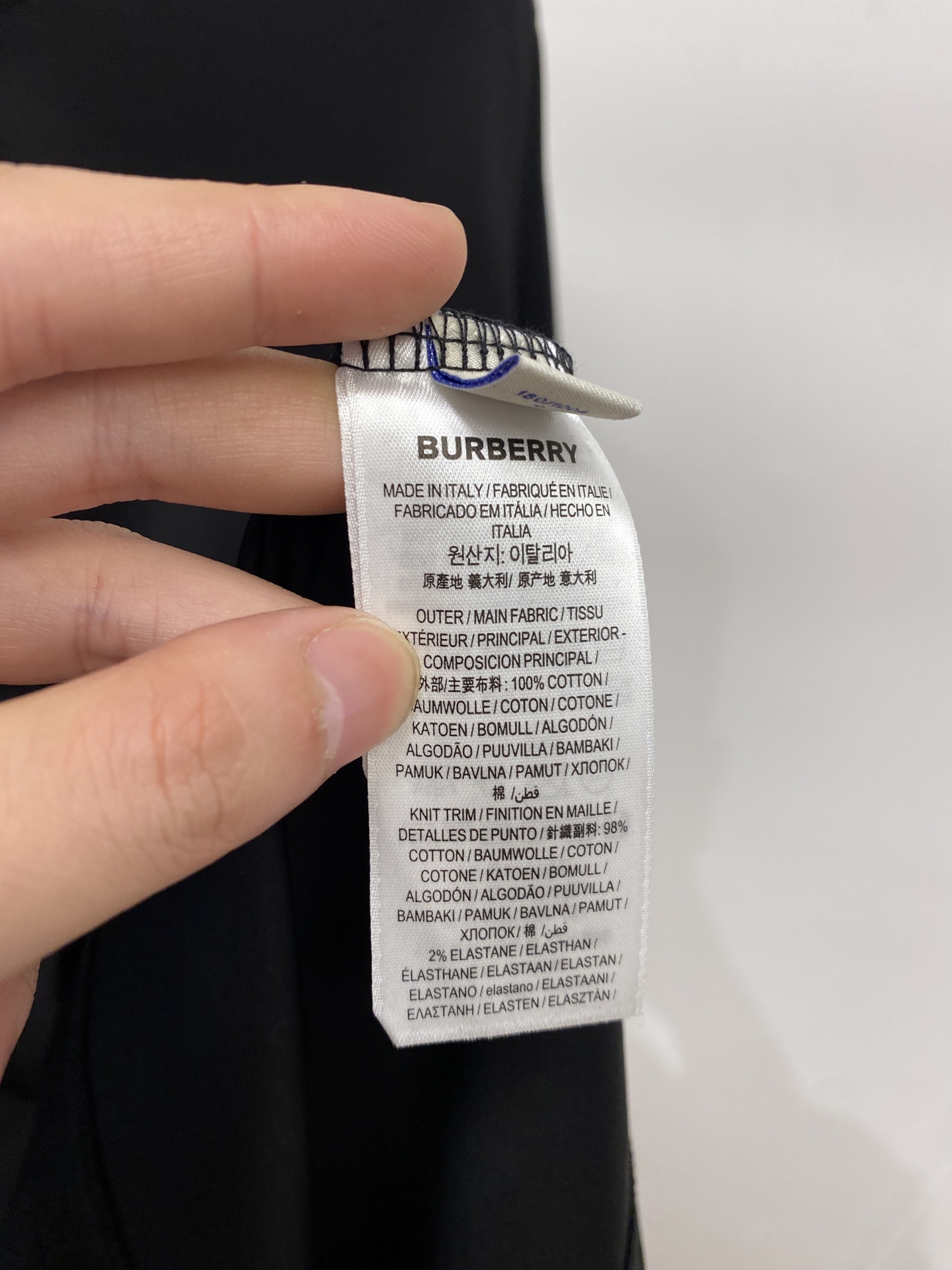 巴宝莉、2026新品短袖T恤，帅气时尚，简约百搭款。胸前五金装饰图案logo，面料棉 不仅挺括，保持潮流