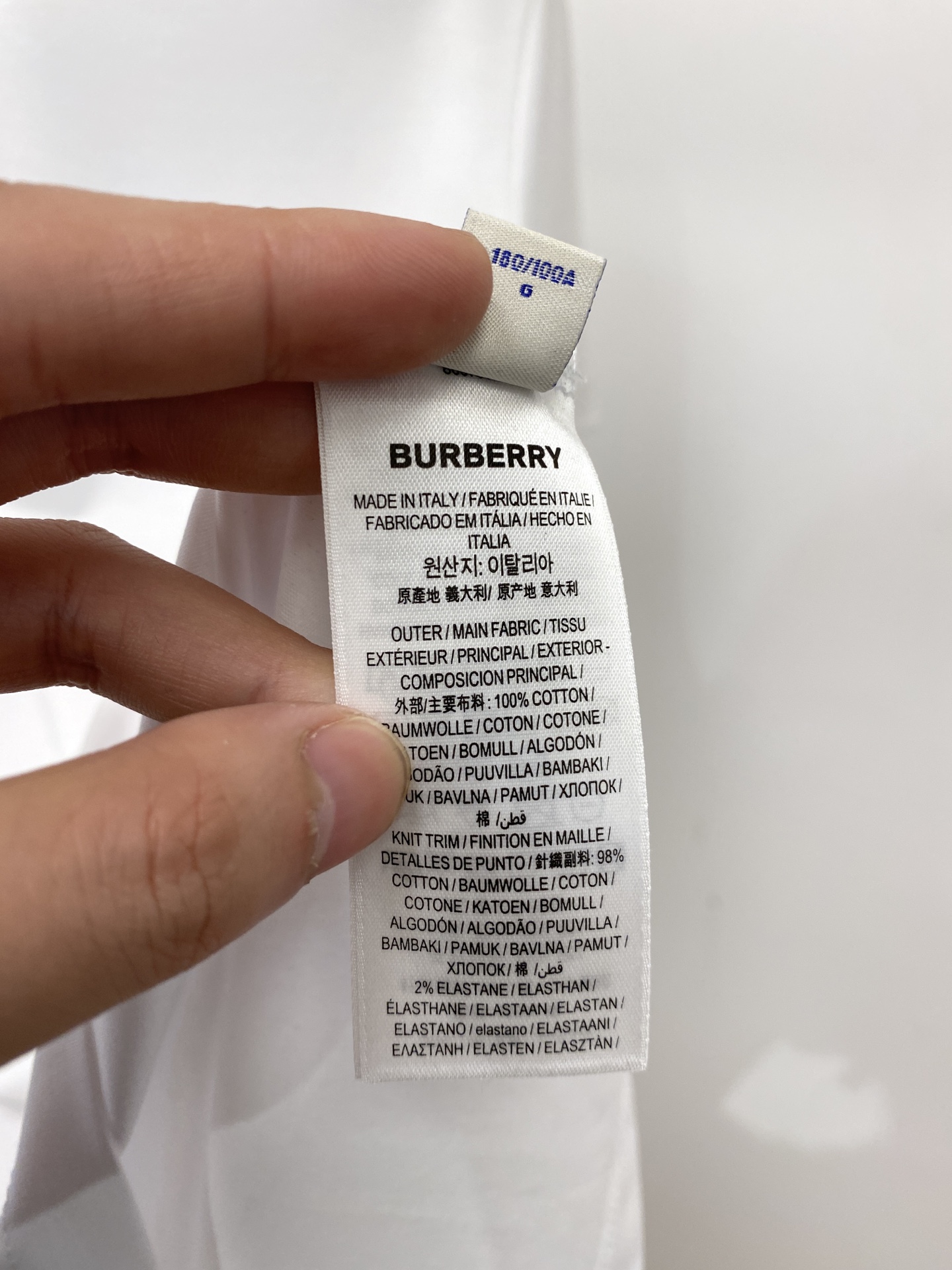 巴宝莉、2026新品短袖T恤，帅气时尚，简约百搭款。胸前五金装饰图案logo，面料棉 不仅挺括，保持潮流