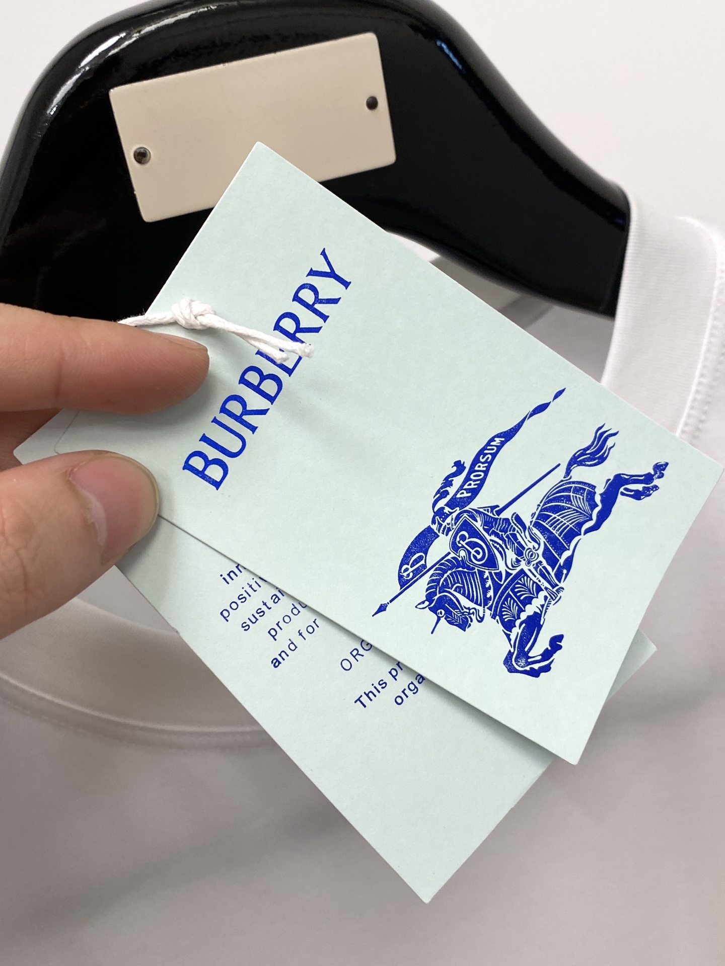 巴宝莉、2026新品短袖T恤，帅气时尚，简约百搭款。胸前五金装饰图案logo，面料棉 不仅挺括，保持潮流