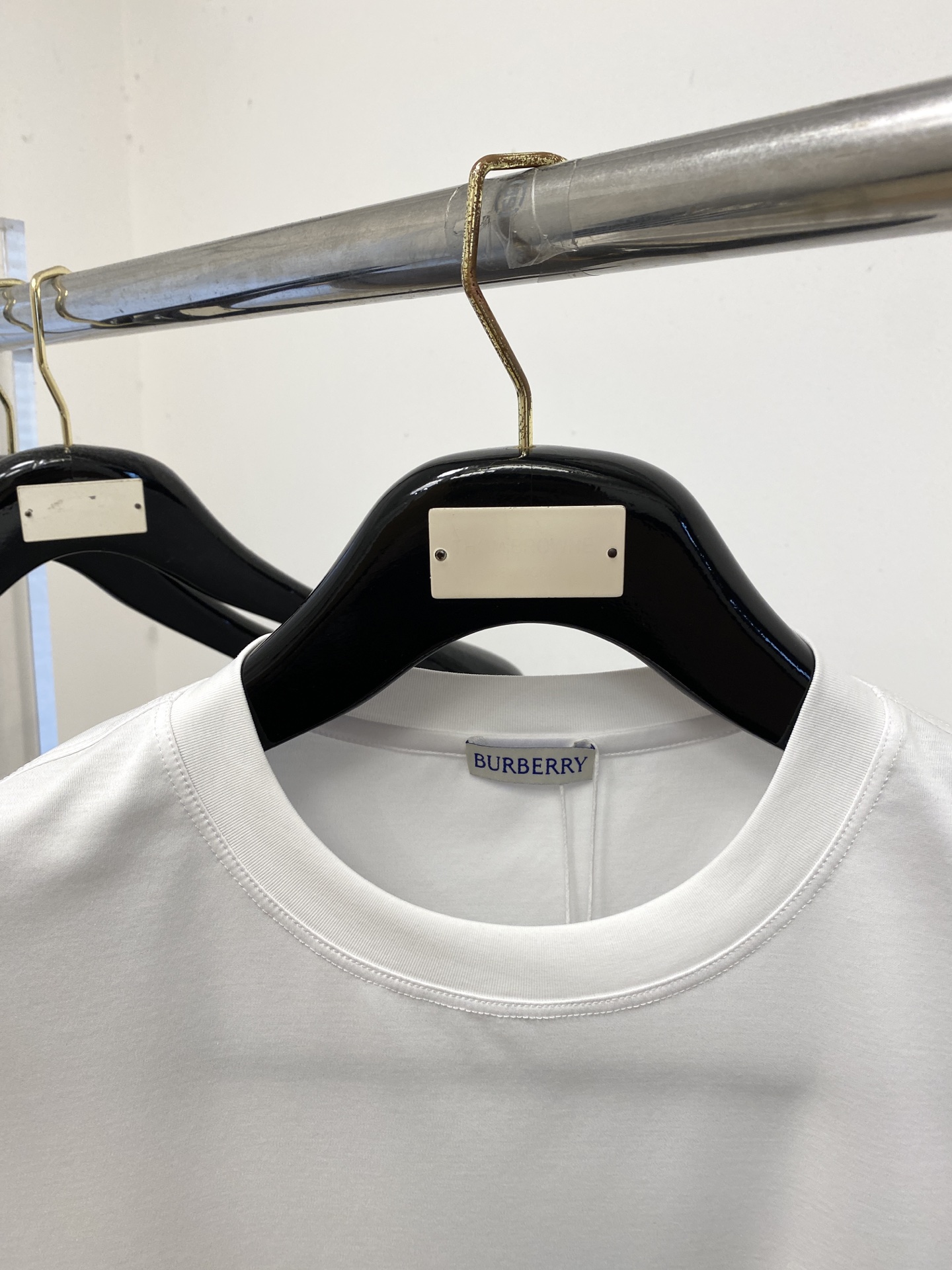 巴宝莉、2026新品短袖T恤，帅气时尚，简约百搭款。胸前五金装饰图案logo，面料棉 不仅挺括，保持潮流