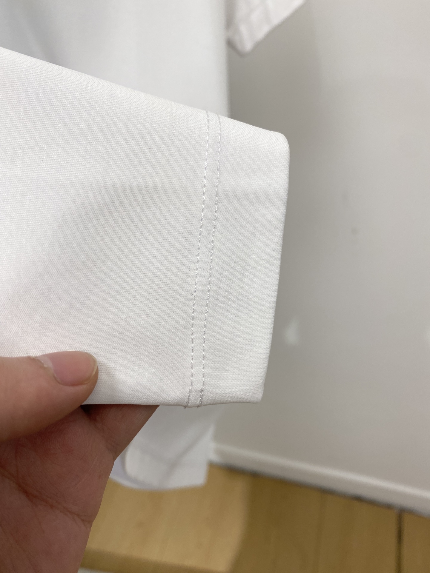 巴宝莉、2026新品短袖T恤，帅气时尚，简约百搭款。胸前五金装饰图案logo，面料棉 不仅挺括，保持潮流