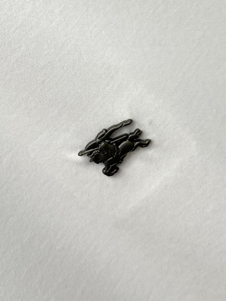 巴宝莉、2026新品短袖T恤，帅气时尚，简约百搭款。胸前五金装饰图案logo，面料棉 不仅挺括，保持潮流