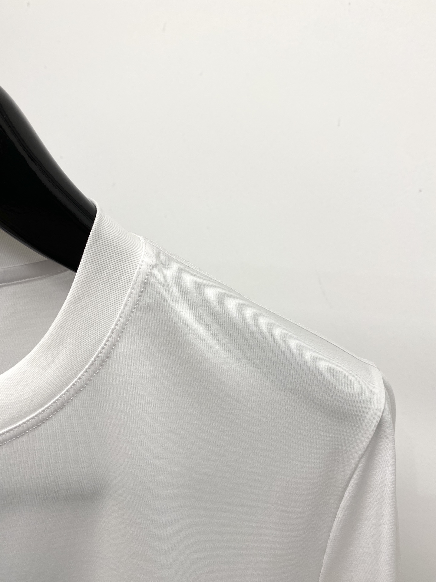 巴宝莉、2026新品短袖T恤，帅气时尚，简约百搭款。胸前五金装饰图案logo，面料棉 不仅挺括，保持潮流