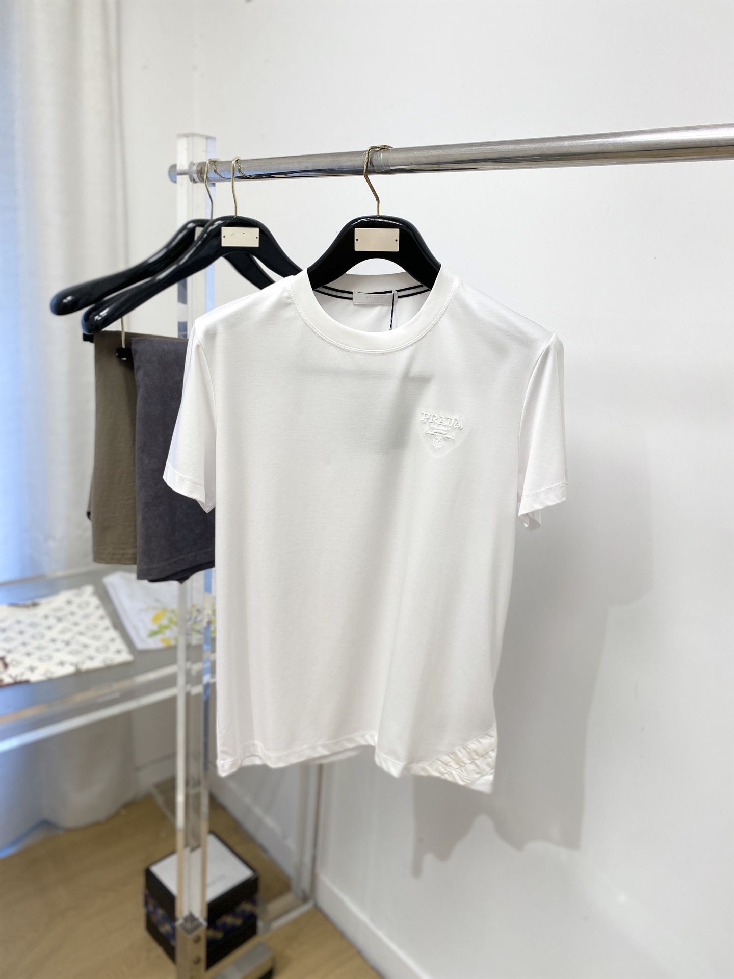 普拉达、2026新品短袖T恤，帅气时尚，简约百搭款。胸前精致刺绣字母图案logo，面料棉 不仅挺括，保持