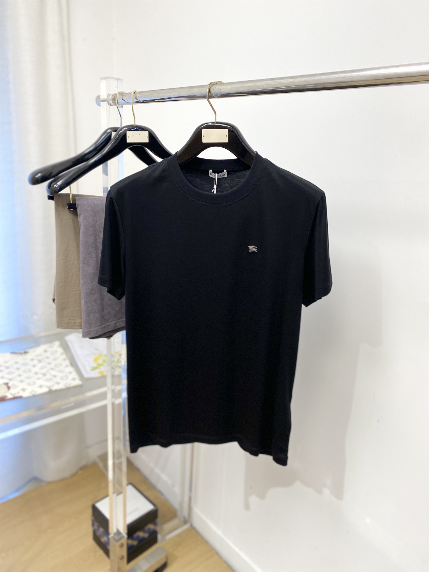 巴宝莉、2026新品短袖T恤，帅气时尚，简约百搭款。胸前五金装饰图案logo，面料棉 不仅挺括，保持潮流