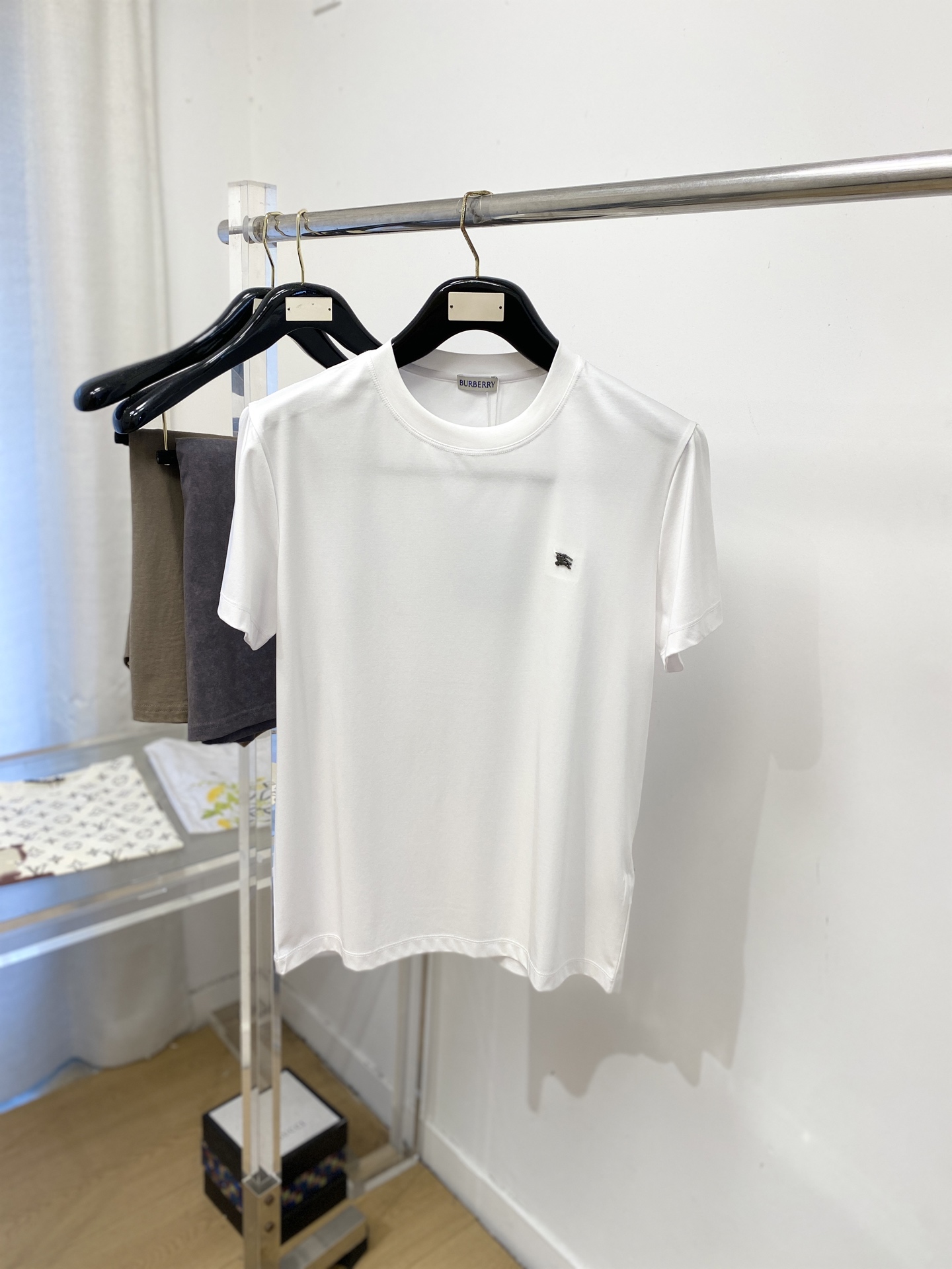 巴宝莉、2026新品短袖T恤，帅气时尚，简约百搭款。胸前五金装饰图案logo，面料棉 不仅挺括，保持潮流