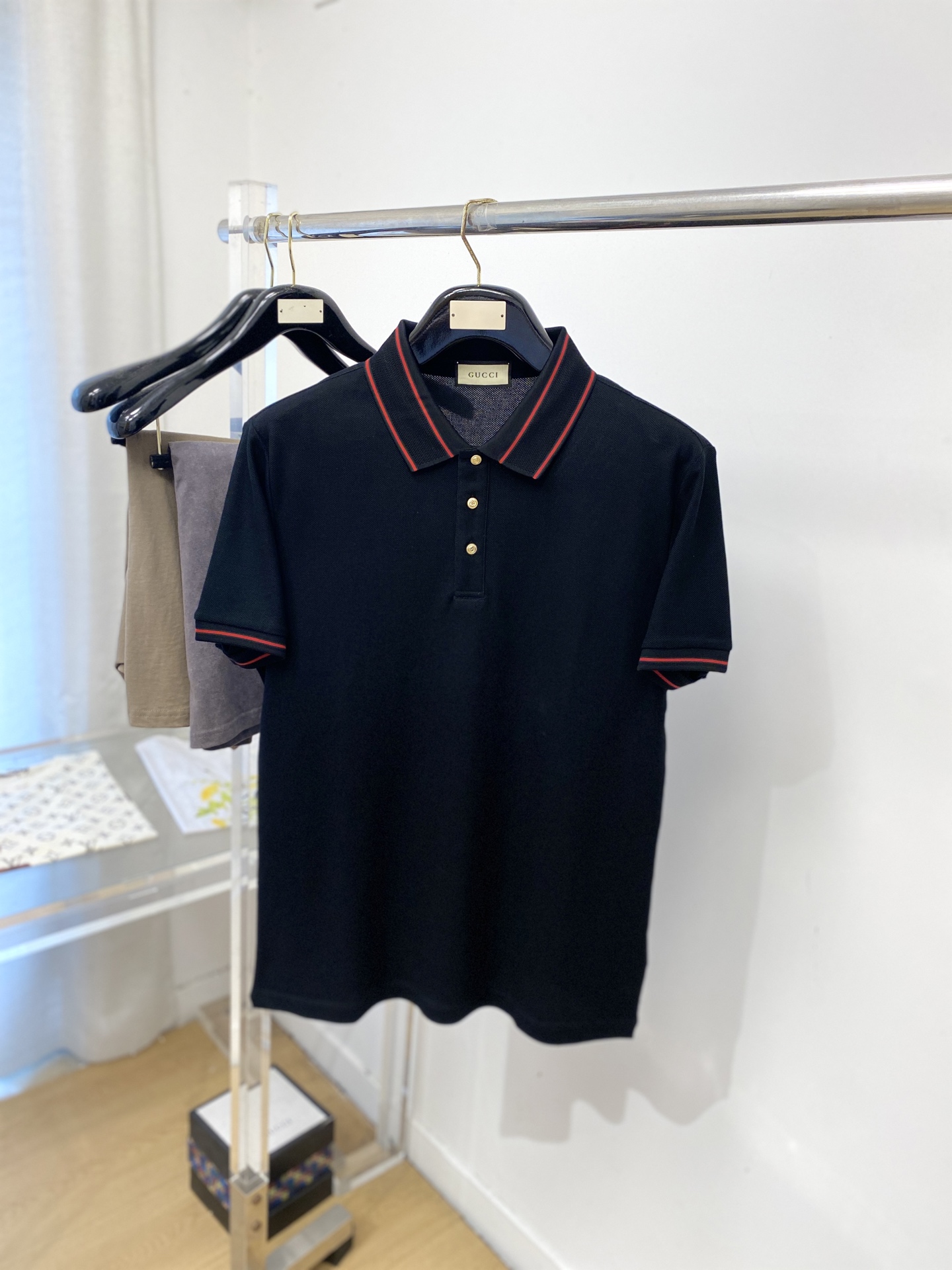 NO:834942,Gucci, 2026 new short-sleeved T-shirt, handsome and fashionable, original hardware accessories logo, simple and versatile. The fabric cotton is not only crisp and maintains the trendy silhouette, but also comfortable to wear, and the yarn is more delicate. The size is M-3XL,, T-shirt, tees, t-shirt,19860909古奇、2026新品短袖T恤,帅气时尚,原版五金辅料logo,简约百搭款.面料棉 不仅挺括,保持潮流的廓形,又穿着舒适,纱织更细腻,码数M-3XL,,T-shirt,tees，t-shirt,,Men's clothing