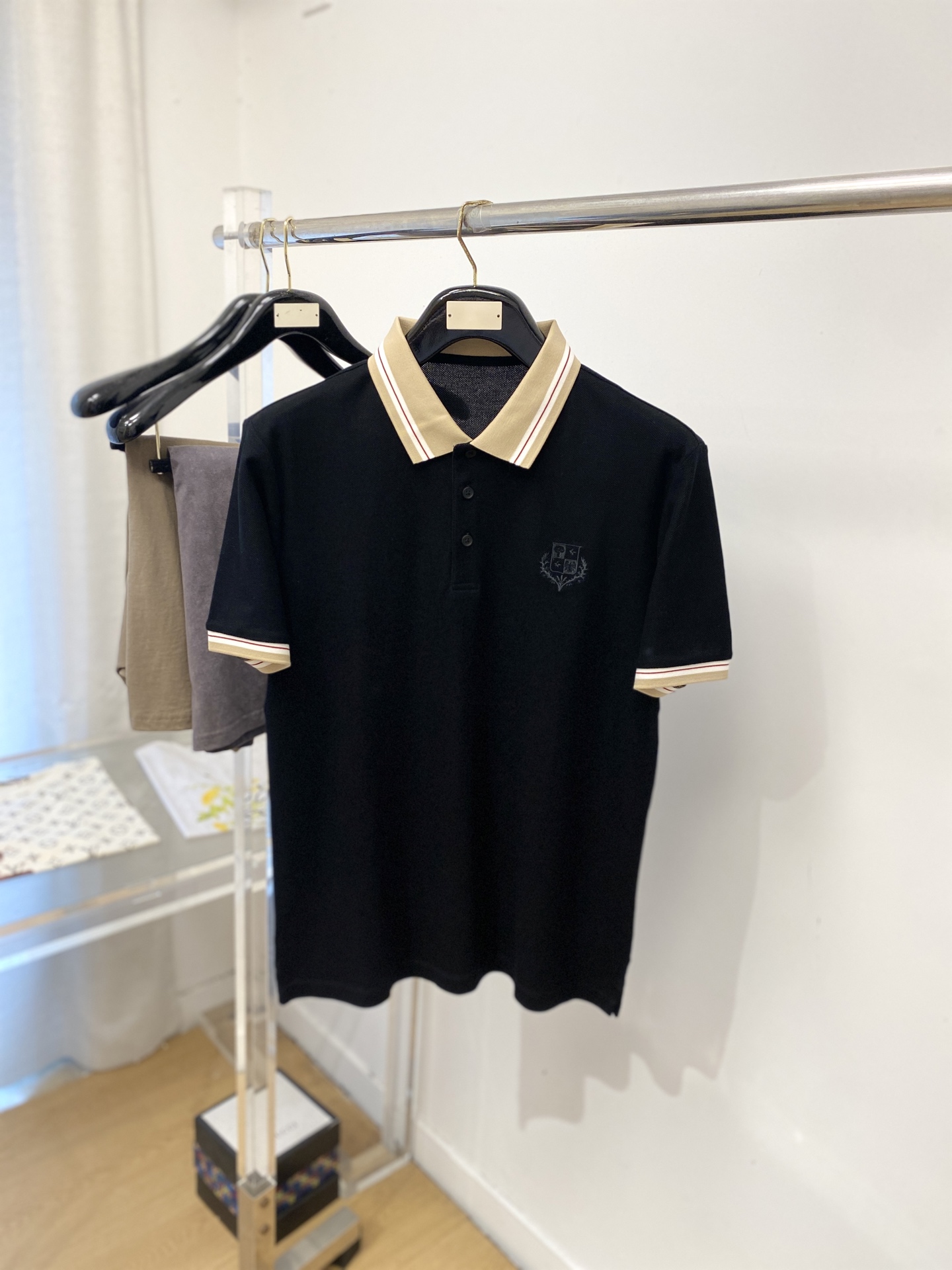 NO:834948,LP, 2026 new short-sleeved T-shirt, handsome and fashionable, with exquisite embroidered logo on the chest, simple and versatile. The fabric cotton is not only crisp and maintains the trendy silhouette, but also comfortable to wear, and the yarn is more delicate. Size M-3XL, loro piana, T-shirt, tees, t-shirt,19860909LP、2026新品短袖T恤,帅气时尚,胸前精致刺绣图案logo,简约百搭款.面料棉 不仅挺括,保持潮流的廓形,又穿着舒适,纱织更细腻,码数M-3XL,,loro piana,T-shirt,tees，t-shirt,,Men's clothing