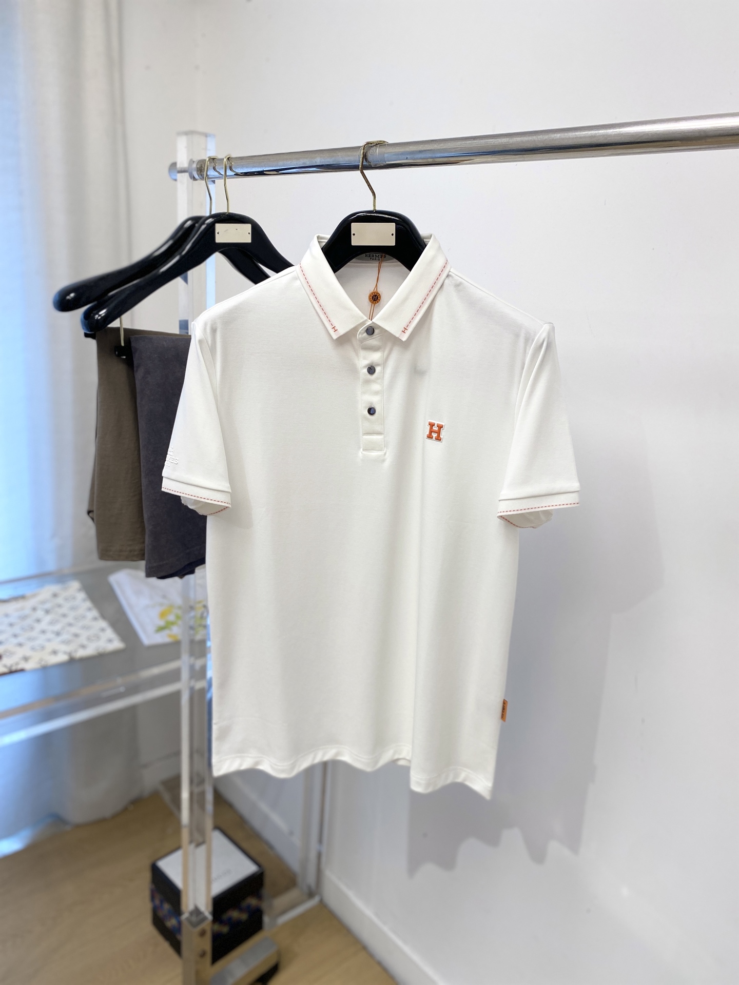 NO:834961,Hermes, 2026 new short-sleeved T-shirt, handsome and fashionable, top-notch embossed printed logo on the chest, simple and versatile. The fabric cotton is not only crisp and maintains the trendy silhouette, but also comfortable to wear, and the yarn is more delicate. Size M-3XL,, hermes, T-shirt, tees, t-shirt,19860909爱马仕、2026新品短袖T恤,帅气时尚,胸前顶级凹凸印胶图案logo,简约百搭款.面料棉 不仅挺括,保持潮流的廓形,又穿着舒适,纱织更细腻,码数M-3XL,,hermes,T-shirt,tees，t-shirt,,Men's clothing