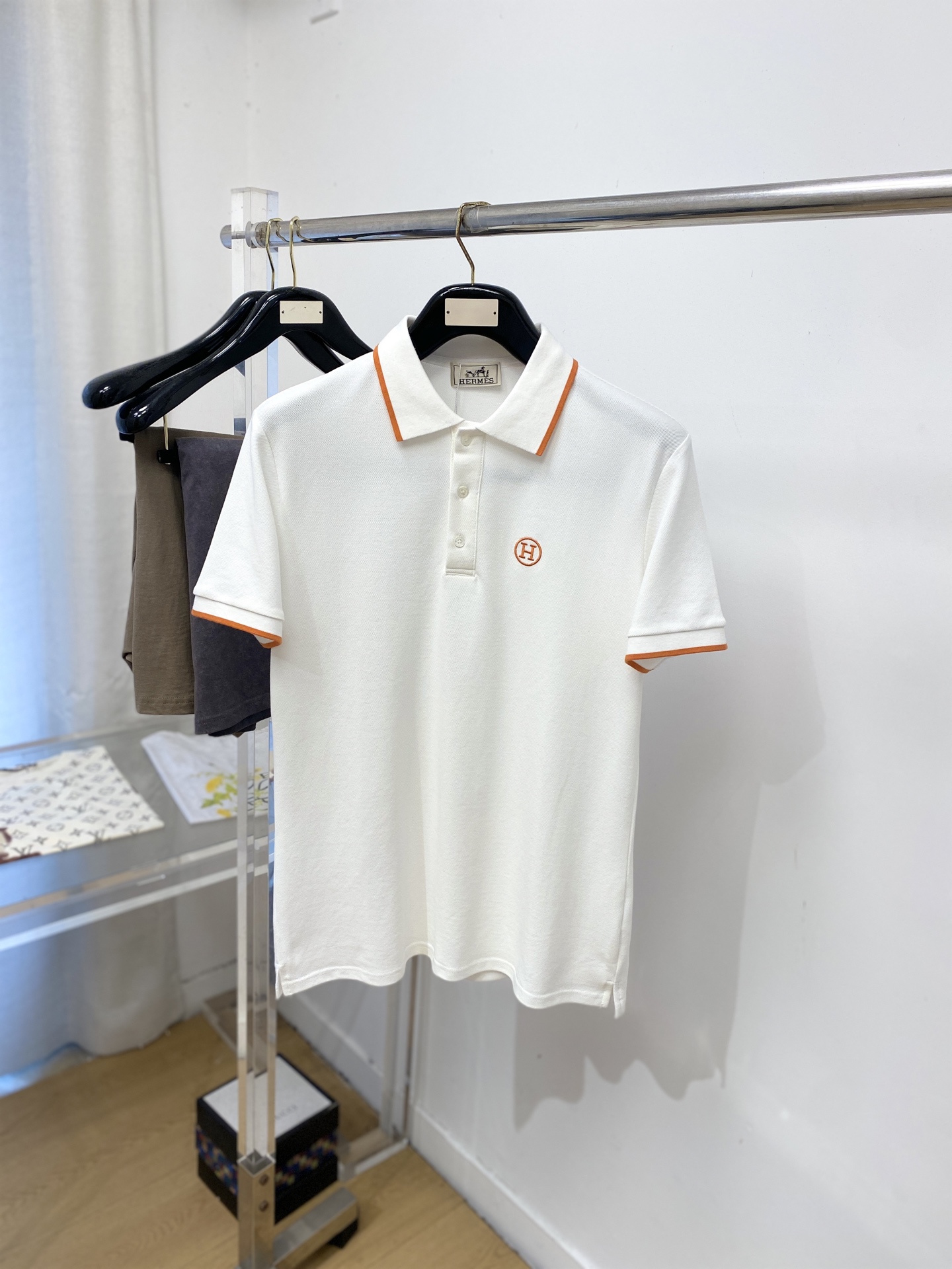 NO:834965,Hermes, 2026 new short-sleeved T-shirt, handsome and fashionable, with exquisite embroidered letter logo on the chest, simple and versatile. The fabric cotton is not only crisp and maintains the trendy silhouette, but also comfortable to wear, and the yarn is more delicate. Size M-3XL, hermes, T-shirt, tees, t-shirt,19860909爱马仕、2026新品短袖T恤,帅气时尚,胸前精致刺绣字母logo,简约百搭款.面料棉 不仅挺括,保持潮流的廓形,又穿着舒适,纱织更细腻,码数M-3XL,,hermes,T-shirt,tees，t-shirt,,Men's clothing