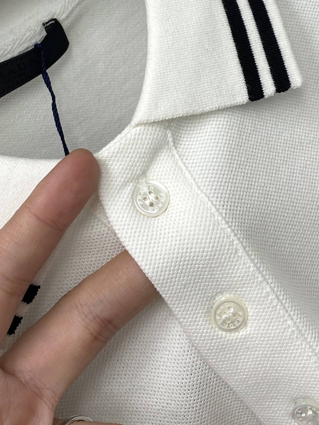 普拉达、2026新品短袖T恤，帅气时尚，胸前精致刺绣图案字母logo，简约百搭款。面料棉 不仅挺括，保持