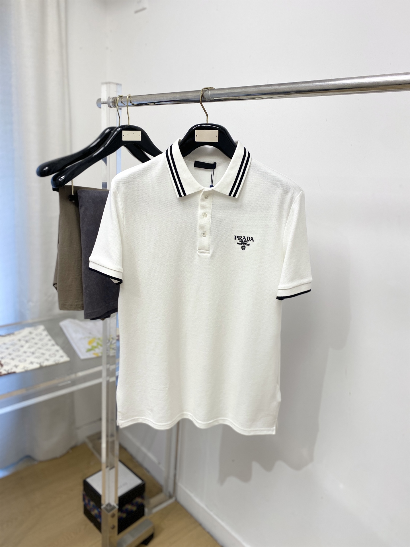 NO:848662,Prada, 2026 new short-sleeved T-shirt, handsome and fashionable, exquisite embroidery pattern letter logo on the chest, simple and versatile. The fabric cotton is not only crisp and maintains the trendy silhouette, but also comfortable to wear, and the yarn is more delicate. Size M-3XL, prada, T-shirt, tees, t-shirt,19860909普拉达、2026新品短袖T恤,帅气时尚,胸前精致刺绣图案字母logo,简约百搭款.面料棉 不仅挺括,保持潮流的廓形,又穿着舒适,纱织更细腻,码数M-3XL,,prada,T-shirt,tees，t-shirt,,Men's clothing