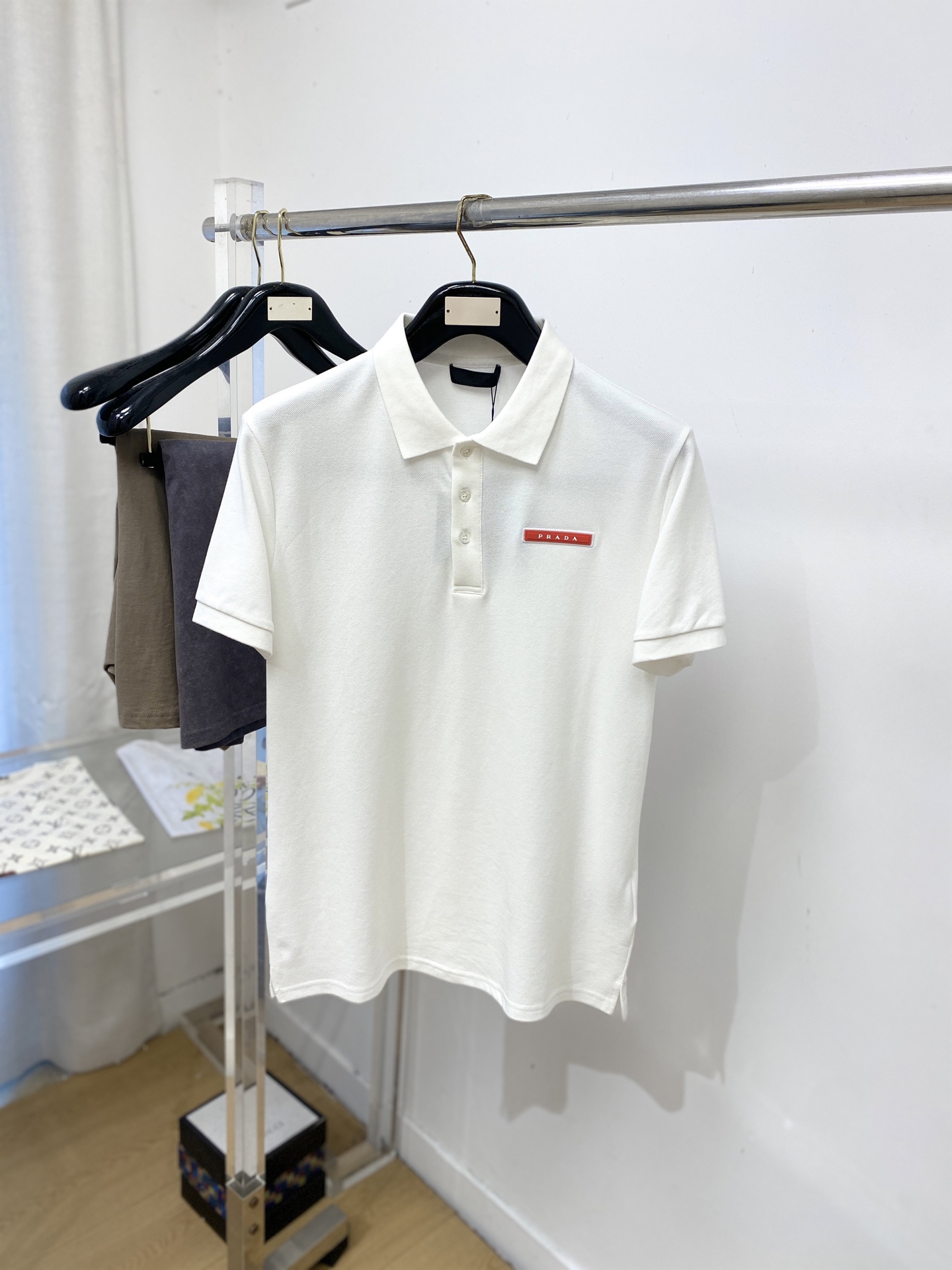 NO:848665,Prada, 2026 new short-sleeved T-shirt, handsome and fashionable, with embossed printed letter logo on the chest, simple and versatile. The fabric cotton is not only crisp and maintains the trendy silhouette, but also comfortable to wear, and the yarn is more delicate. Size M-3XL, prada, T-shirt, tees, t-shirt,19860909普拉达、2026新品短袖T恤,帅气时尚,胸前设计凹凸印胶字母logo,简约百搭款.面料棉 不仅挺括,保持潮流的廓形,又穿着舒适,纱织更细腻,码数M-3XL,,prada,T-shirt,tees，t-shirt,,Men's clothing