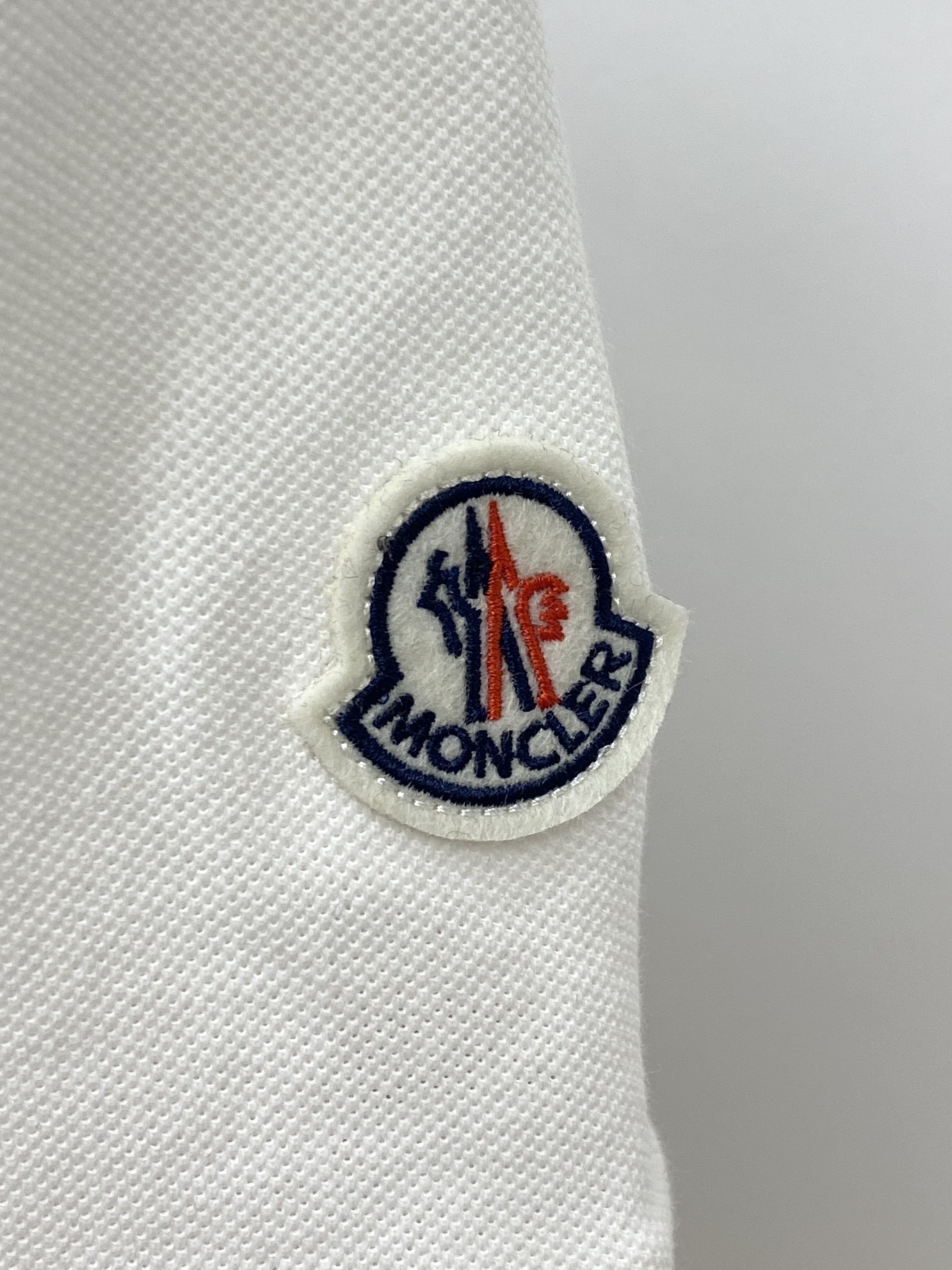 蒙口、2026新品短袖T恤，帅气时尚，胸前精致刺绣图案logo，简约百搭款。面料棉 不仅挺括，保持潮流的