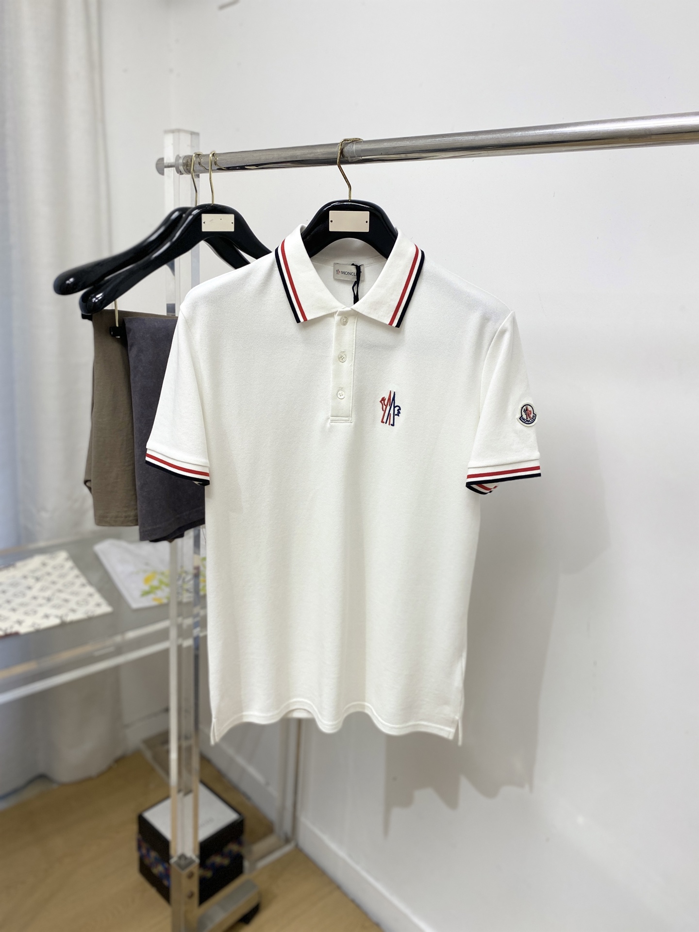 NO:848668,Covered mouth, 2026 new short-sleeved T-shirt, handsome and fashionable, with exquisite embroidered logo on the chest, simple and versatile. The fabric cotton is not only crisp and maintains the trendy silhouette, but also comfortable to wear, and the yarn is more delicate. Size M-3XL, Moncler, T-shirt, tees, t-shirt,19860909蒙口、2026新品短袖T恤,帅气时尚,胸前精致刺绣图案logo,简约百搭款.面料棉 不仅挺括,保持潮流的廓形,又穿着舒适,纱织更细腻,码数M-3XL,,Moncler,T-shirt,tees，t-shirt,,Men's clothing