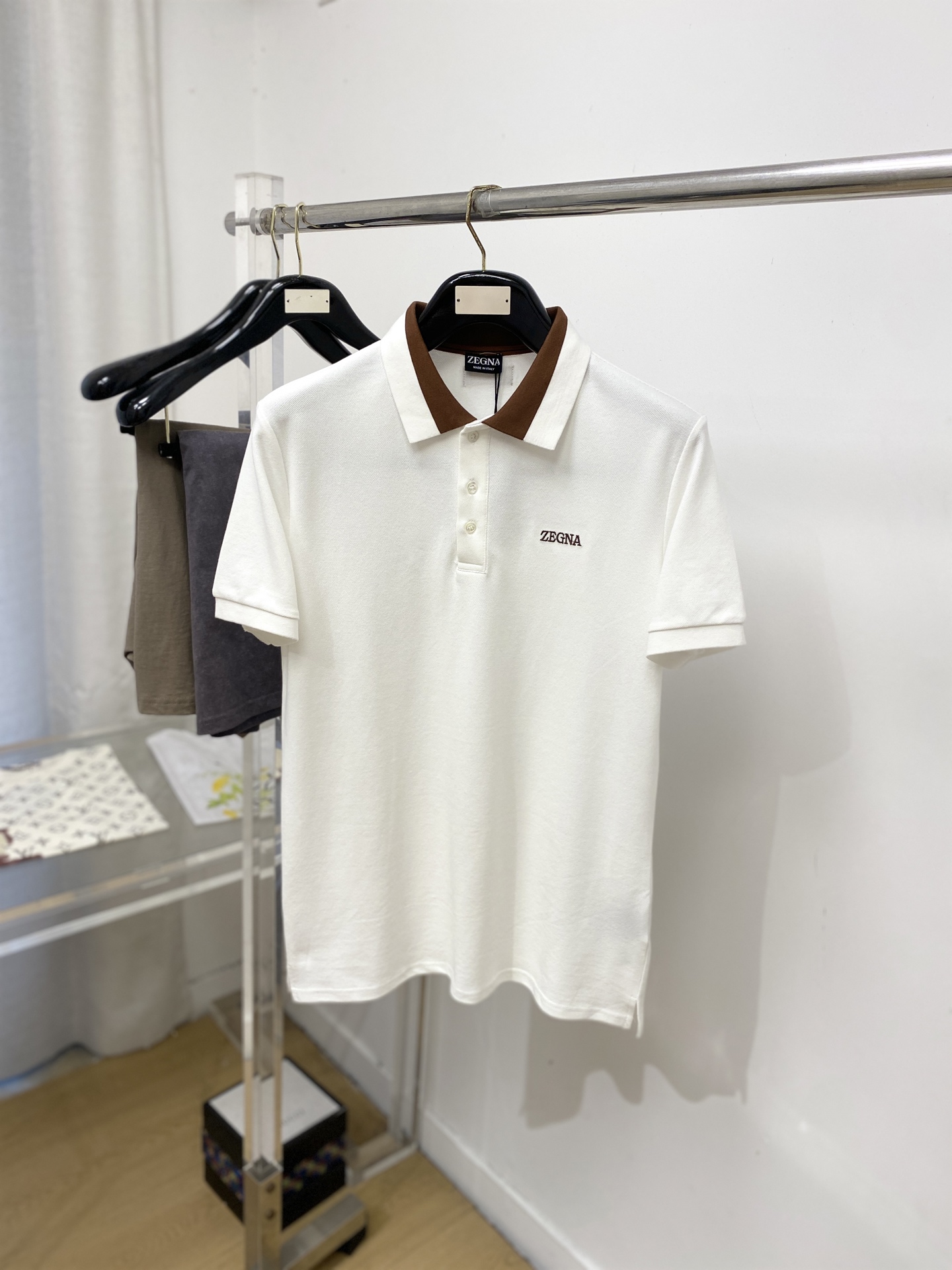 NO:848671,Zegna, 2026 new short-sleeved T-shirt, handsome and fashionable, with exquisite embroidered letter logo on the chest, simple and versatile. The fabric cotton is not only crisp and maintains the trendy silhouette, but also comfortable to wear, and the yarn is more delicate. Size M-3XL,,zegna,T-shirt,tees,t-shirt,19860909杰尼亚、2026新品短袖T恤,帅气时尚,胸前精致刺绣字母logo,简约百搭款.面料棉 不仅挺括,保持潮流的廓形,又穿着舒适,纱织更细腻,码数M-3XL,,zegna,T-shirt,tees，t-shirt,,Men's clothing