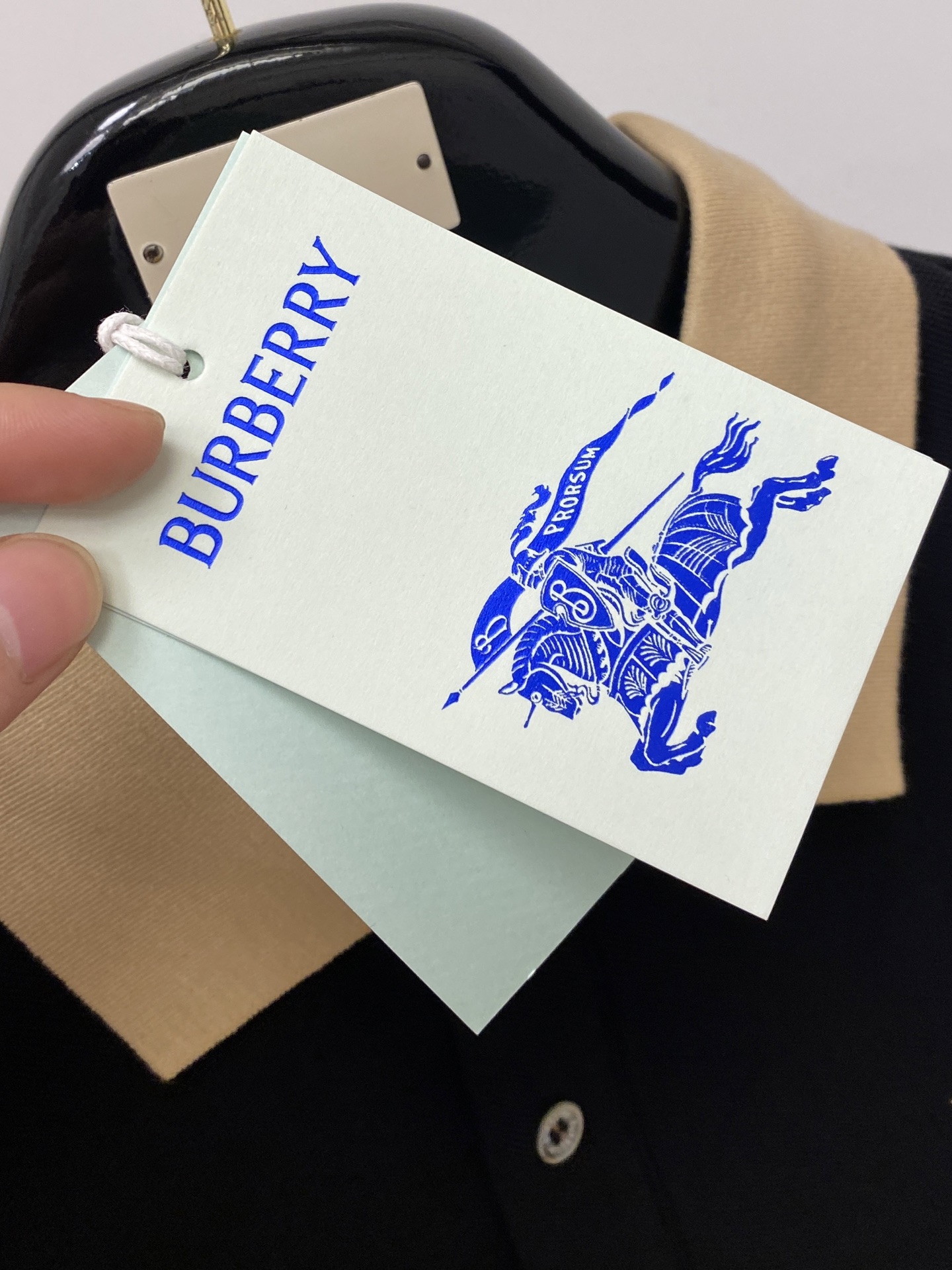 巴宝莉、2026新品短袖T恤，帅气时尚，胸前精致刺绣图案logo，简约百搭款。面料棉 不仅挺括，保持潮流