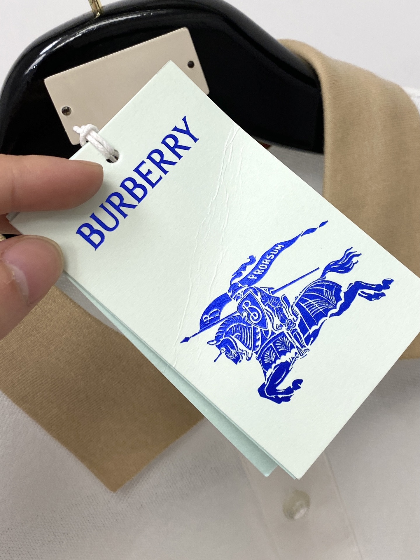 巴宝莉、2026新品短袖T恤，帅气时尚，胸前精致刺绣图案logo，简约百搭款。面料棉 不仅挺括，保持潮流