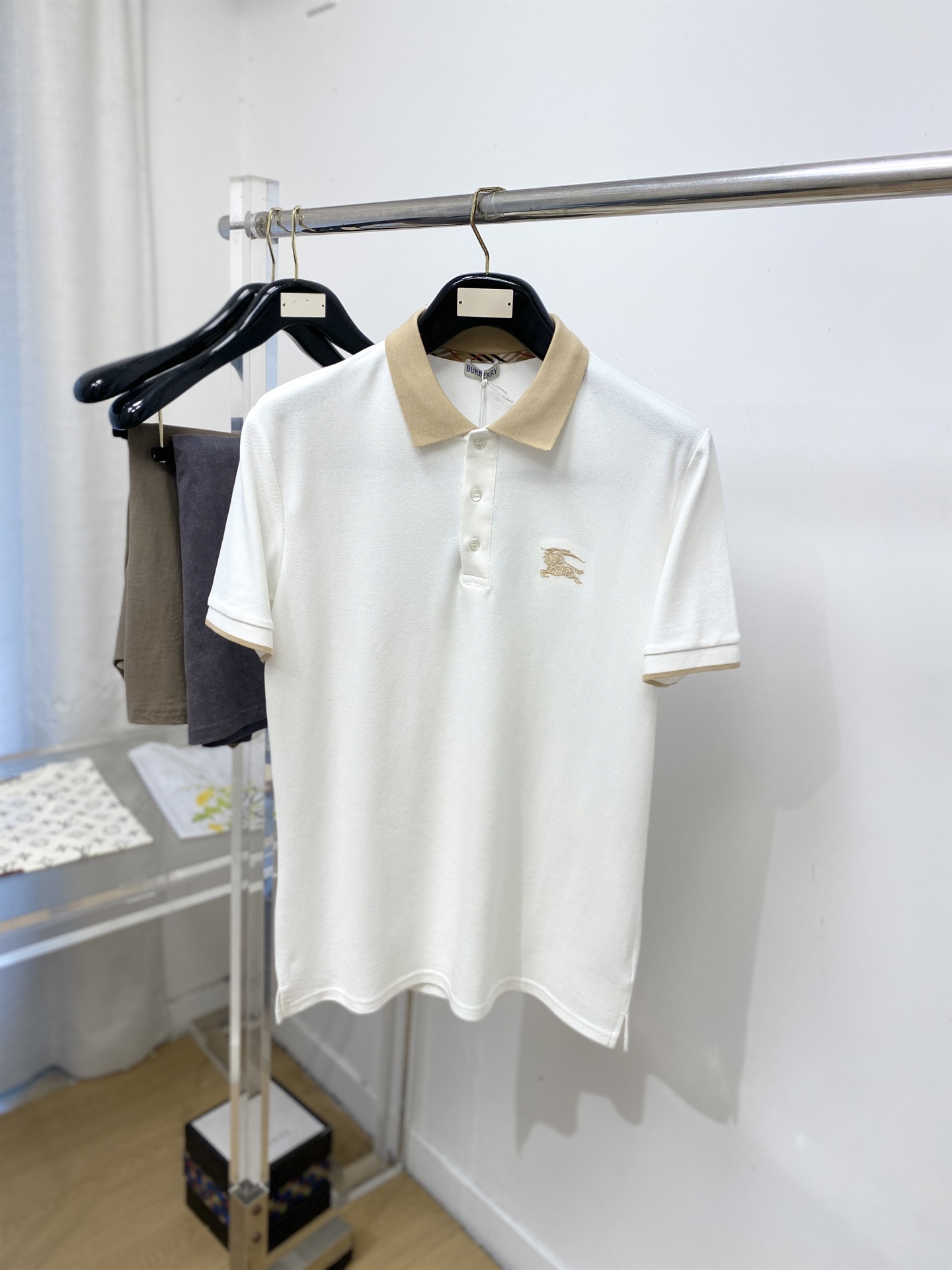NO:848674,Burberry, 2026 new short-sleeved T-shirt, handsome and fashionable, with exquisite embroidered logo on the chest, simple and versatile. The fabric cotton is not only crisp and maintains the trendy silhouette, but also comfortable to wear, and the yarn is more delicate. Size M-3XL, burberry, T-shirt, tees, t-shirt,19860909巴宝莉、2026新品短袖T恤,帅气时尚,胸前精致刺绣图案logo,简约百搭款.面料棉 不仅挺括,保持潮流的廓形,又穿着舒适,纱织更细腻,码数M-3XL,,burberry,T-shirt,tees，t-shirt,,Men's clothing