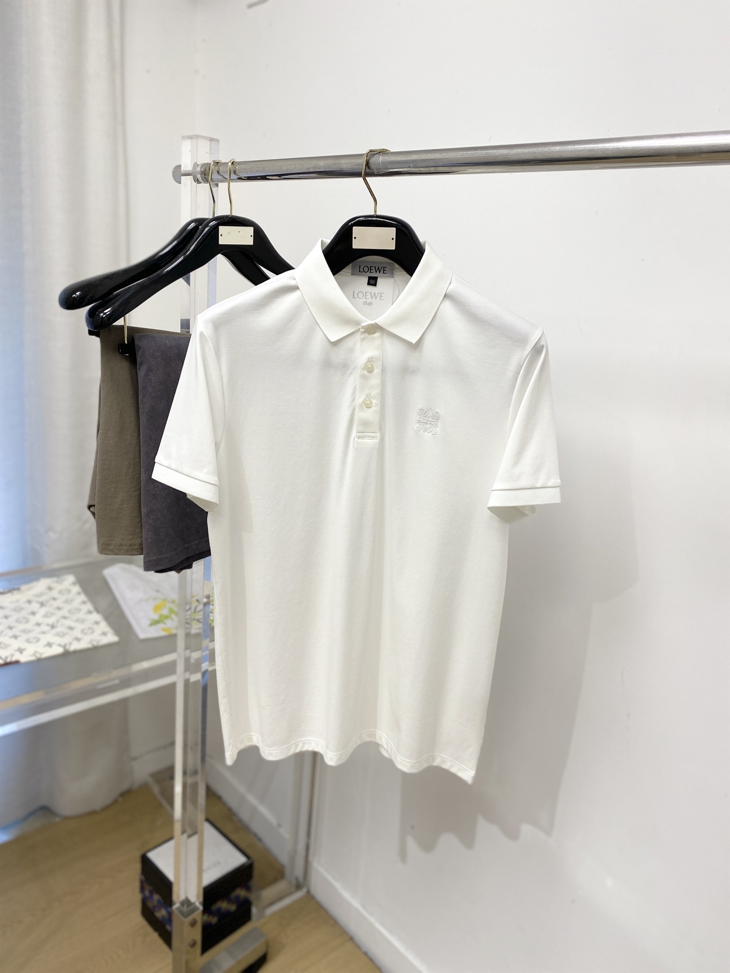 NO:834969,Loewe, 2026 new short-sleeved T-shirt, handsome and fashionable, with exquisite embroidered logo on the chest, simple and versatile. The fabric cotton is not only crisp and maintains the trendy silhouette, but also comfortable to wear, and the yarn is more delicate. Size M-3XL,, loewe, T-shirt, tees, t-shirt,19860909罗意威、2026新品短袖T恤,帅气时尚,胸前精致刺绣图案logo,简约百搭款.面料棉 不仅挺括,保持潮流的廓形,又穿着舒适,纱织更细腻,码数M-3XL,,loewe,T-shirt,tees，t-shirt,,Men's clothing
