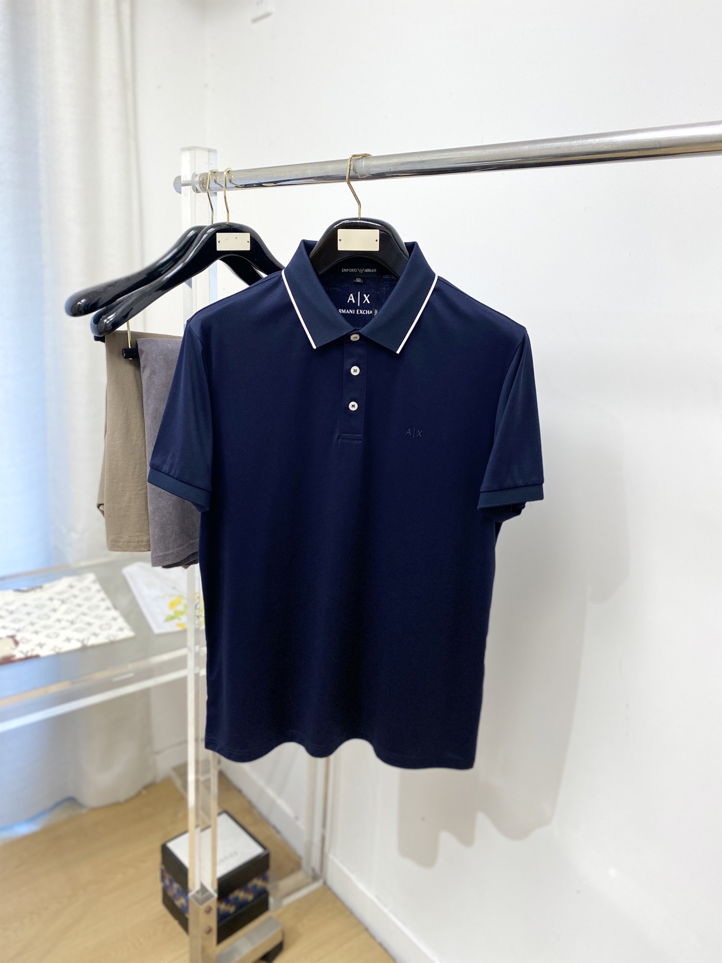 NO:834973,Armani, 2026 new short-sleeved T-shirt, handsome and fashionable, top-notch printed letter logo on the chest, simple and versatile. The fabric cotton is not only crisp and maintains the trendy silhouette, but also comfortable to wear, and the yarn is more delicate. The size is M-3XL, armani, T-shirt, tees, t-shirt,19860909阿玛尼、2026新品短袖T恤,帅气时尚,胸前顶级印胶字母图案logo,简约百搭款.面料棉 不仅挺括,保持潮流的廓形,又穿着舒适,纱织更细腻,码数M-3XL,,armani,T-shirt,tees，t-shirt,,Men's clothing