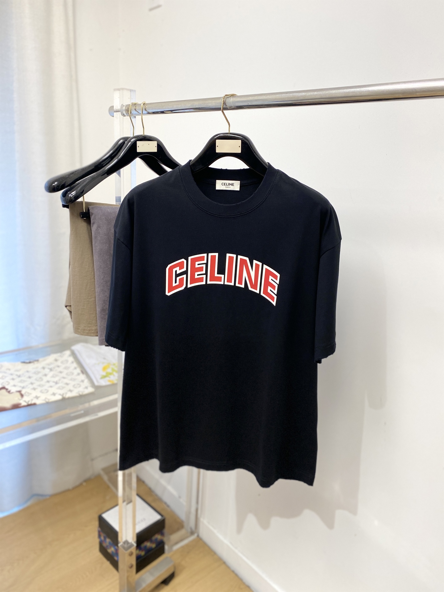 NO:831182,Celine Celine, 2026 new short-sleeved T-shirt, handsome and fashionable, top-notch printed letter logo on the chest, simple and versatile. The fabric cotton is not only crisp and maintains the trendy silhouette, but also comfortable to wear, and the yarn is more delicate. Size M-3XL,,celine,celine,T-shirt,tees,t-shirt,19860909Celine 赛琳、2026新品短袖T恤,帅气时尚,胸前顶级印花字母logo,简约百搭款.面料棉 不仅挺括,保持潮流的廓形,又穿着舒适,纱织更细腻,码数M-3XL,,celine,celine,T-shirt,tees，t-shirt,,Men's clothing