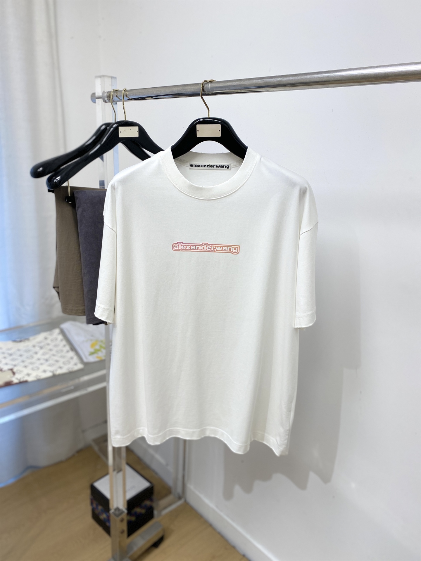 NO:831190,alexarderwang, 2026 new short-sleeved T-shirt, handsome and fashionable, top-notch printed letter logo on the chest, simple and versatile. The fabric cotton is not only crisp and maintains the trendy silhouette, but also comfortable to wear, and the yarn is more delicate. The size is M-3XL,, T-shirt, tees, t-shirt,19860909alexarderwang、2026新品短袖T恤,帅气时尚,胸前顶级印胶字母logo,简约百搭款.面料棉 不仅挺括,保持潮流的廓形,又穿着舒适,纱织更细腻,码数M-3XL,,T-shirt,tees，t-shirt,,Men's clothing