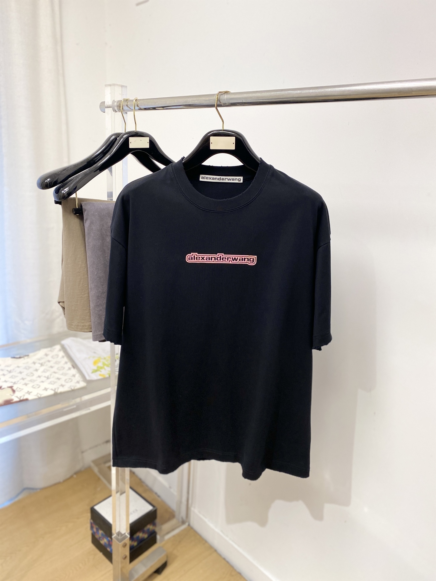 NO:831198,alexarderwang, 2026 new short-sleeved T-shirt, handsome and fashionable, top-notch printed letter logo on the chest, simple and versatile. The fabric cotton is not only crisp and maintains the trendy silhouette, but also comfortable to wear, the yarn is more delicate, the size is M-3XL,, T-shirt, tees, t-shirt,19860909alexarderwang、2026新品短袖T恤,帅气时尚,胸前顶级印胶字母logo,简约百搭款.面料棉 不仅挺括,保持潮流的廓形,又穿着舒适,纱织更细腻、码数M-3XL,,T-shirt,tees，t-shirt,,Men's clothing