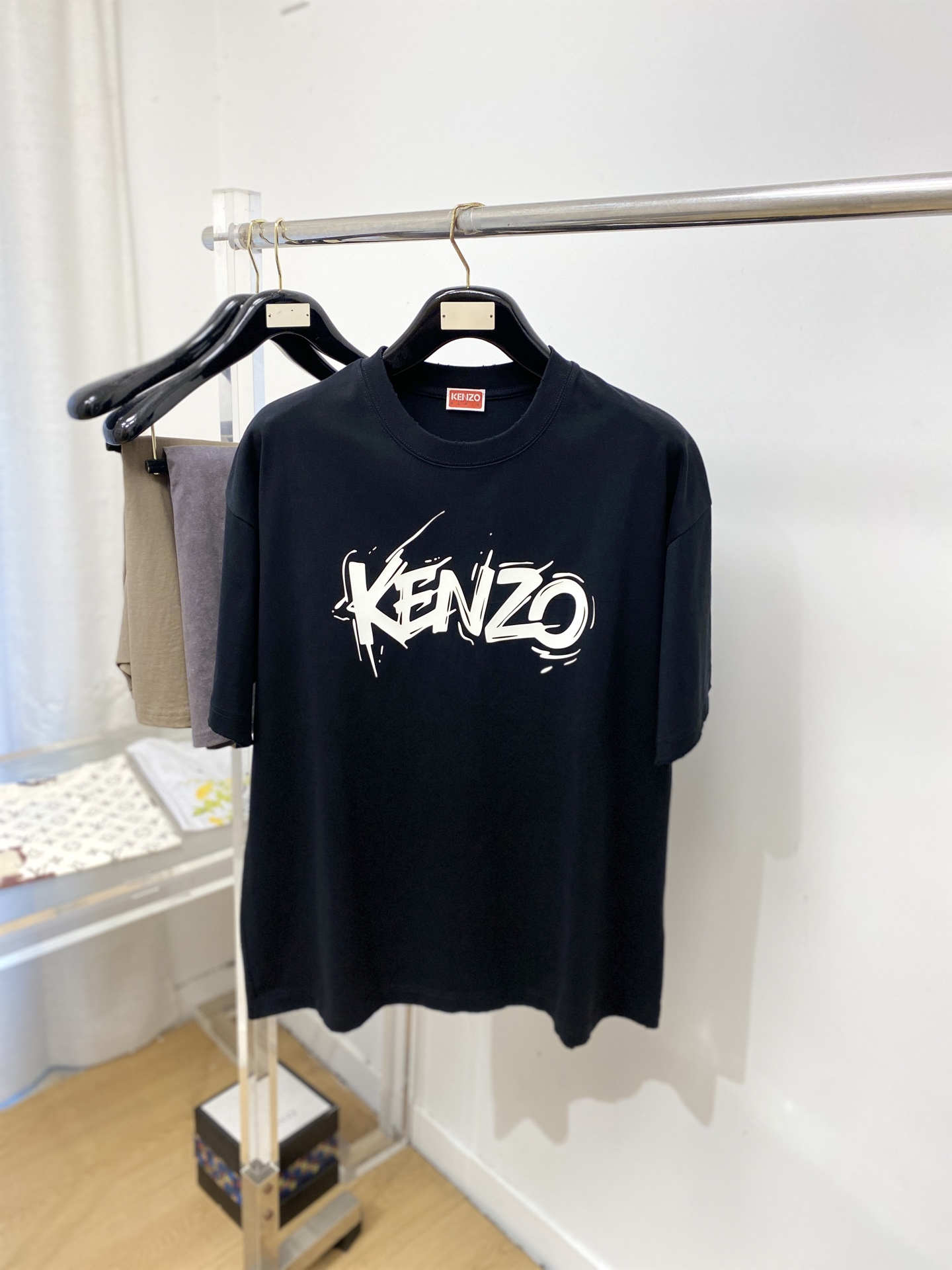 NO:831205,KENZO, 2026 new short-sleeved T-shirt, handsome and fashionable, top-notch printed letter logo on the chest, simple and versatile. The fabric cotton is not only crisp and maintains the trendy silhouette, but also comfortable to wear, and the yarn is more delicate. The size is M-3XL,, T-shirt, tees, t-shirt,19860909KENZO、2026新品短袖T恤,帅气时尚,胸前顶级印胶字母logo,简约百搭款.面料棉 不仅挺括,保持潮流的廓形,又穿着舒适,纱织更细腻,码数M-3XL,,T-shirt,tees，t-shirt,,Men's clothing