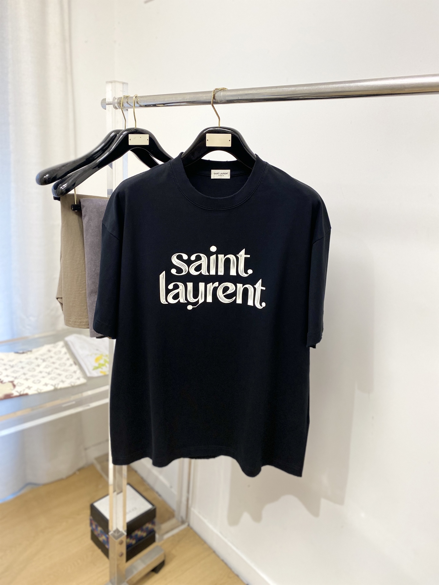 NO:831212,YSL Saint Laurent, 2026 new short-sleeved T-shirt, handsome and fashionable, top-notch printed letter logo on the chest, simple and versatile. The fabric cotton is not only crisp and maintains the trendy silhouette, but also comfortable to wear, and the yarn is more delicate. Size M-3XL,, saint laurent, saint laurent, T-shirt, tees, t-shirt,19860909YSL 圣罗兰、2026新品短袖T恤,帅气时尚,胸前顶级印胶字母logo,简约百搭款.面料棉 不仅挺括,保持潮流的廓形,又穿着舒适,纱织更细腻,码数M-3XL,,saint laurent,saint laurent,T-shirt,tees，t-shirt,,Men's clothing