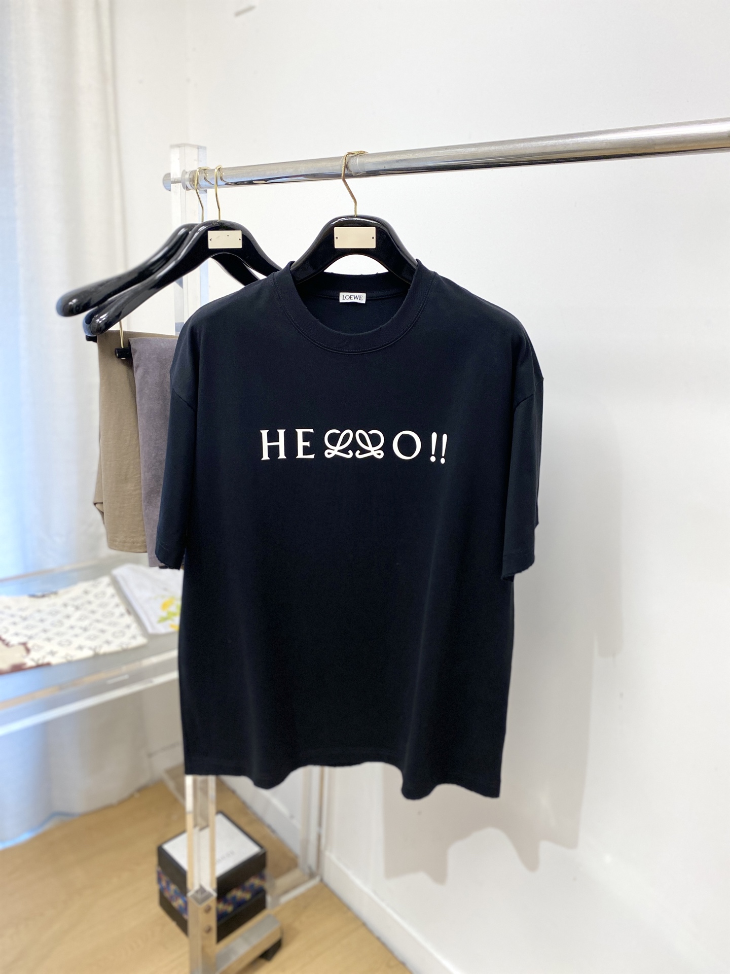 NO:831147,Loewe, 2026 new short-sleeved T-shirt, handsome and fashionable, top-notch printed letter logo on the chest, simple and versatile. The fabric cotton is not only crisp and maintains the trendy silhouette, but also comfortable to wear, and the yarn is more delicate. The size is M-3XL,, loewe, T-shirt, tees, t-shirt,19860909罗意威、2026新品短袖T恤,帅气时尚,胸前顶级印胶图案字母logo,简约百搭款.面料棉 不仅挺括,保持潮流的廓形,又穿着舒适,纱织更细腻,码数M-3XL,,loewe,T-shirt,tees，t-shirt,,Men's clothing