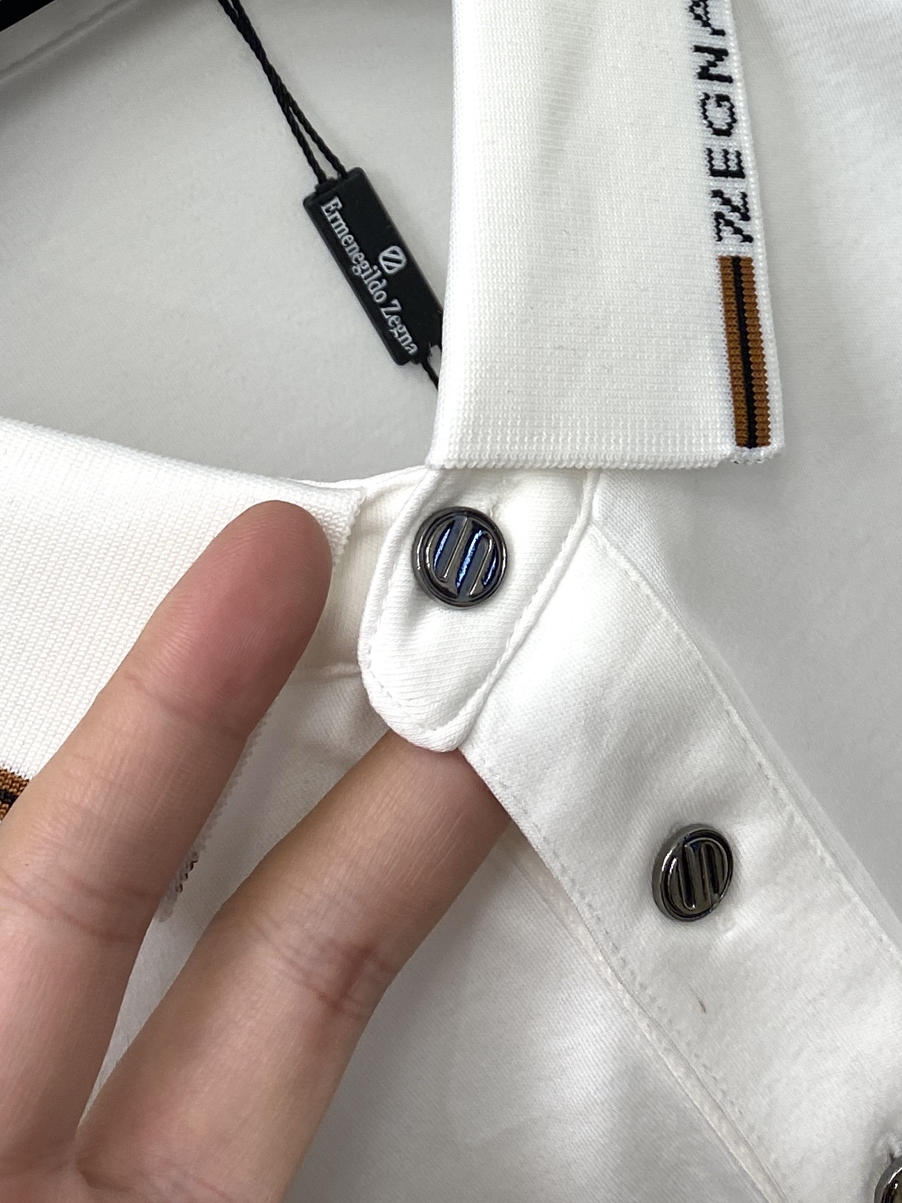 杰尼亚、2026新品短袖T恤，帅气时尚，胸前精致刺绣字母logo，简约百搭款。面料棉 不仅挺括，保持潮流
