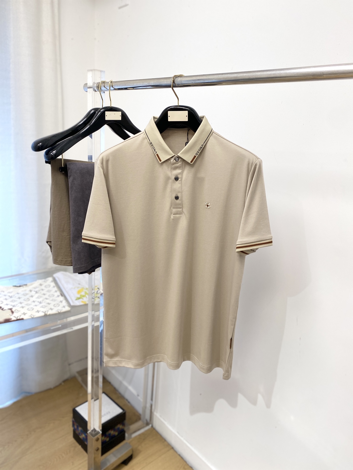 NO:831160,Zegna, 2026 new short-sleeved T-shirt, handsome and fashionable, with exquisite embroidered letter logo on the chest, simple and versatile. The fabric cotton is not only crisp and maintains the trendy silhouette, but also comfortable to wear, and the yarn is more delicate. Size M-4XL,,zegna,T-shirt,tees,t-shirt,19860909杰尼亚、2026新品短袖T恤,帅气时尚,胸前精致刺绣字母logo,简约百搭款.面料棉 不仅挺括,保持潮流的廓形,又穿着舒适,纱织更细腻,码数M-4XL,,zegna,T-shirt,tees，t-shirt,,Men's clothing