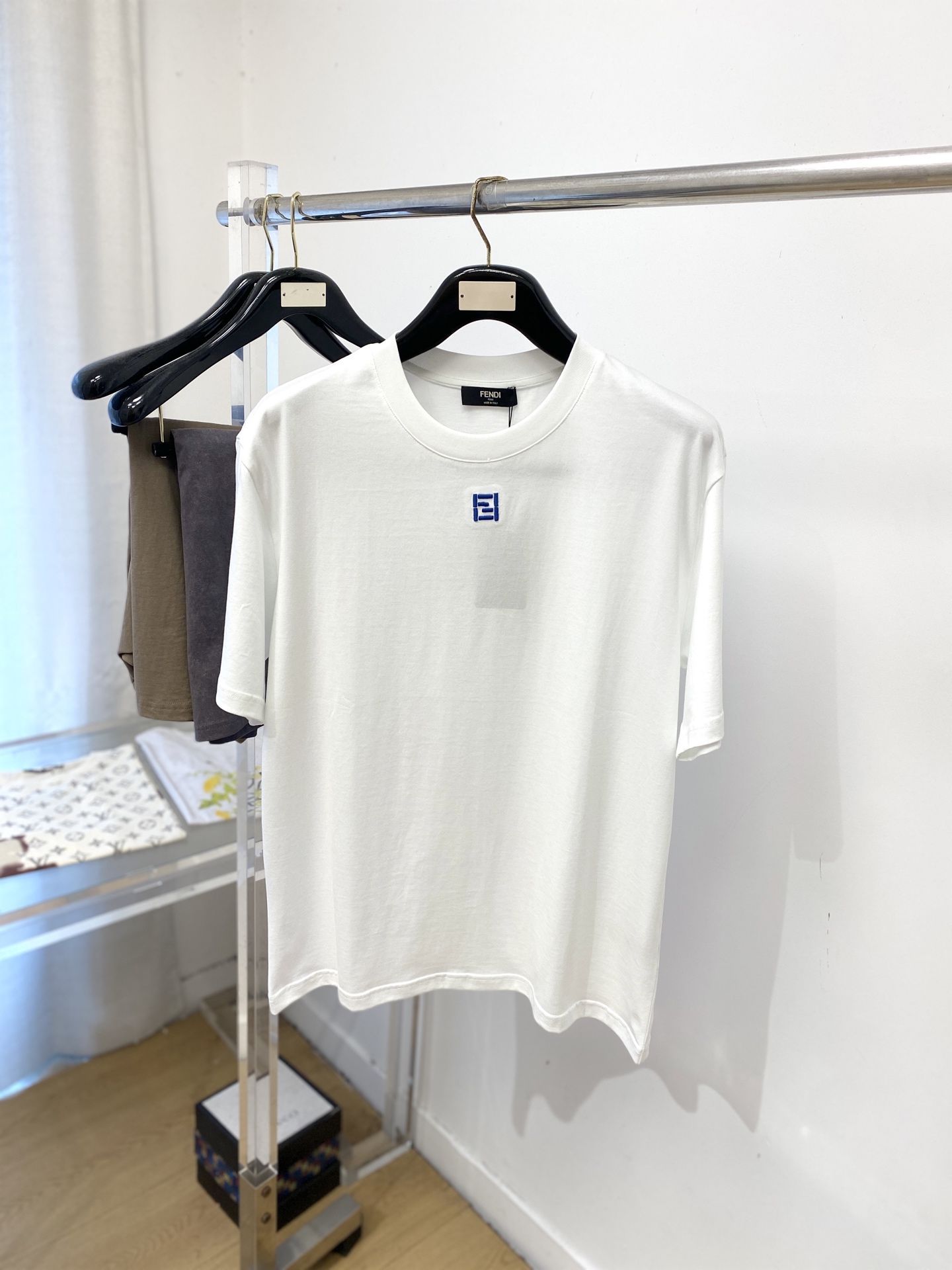NO:831168,Fendi, 2026 new short-sleeved T-shirt, handsome and fashionable, with exquisite embroidered letter logo on the chest, simple and versatile. The fabric cotton is not only crisp and maintains the trendy silhouette, but also comfortable to wear, and the yarn is more delicate. Size M-3XL,,fendi,T-shirt,tees,t-shirt,19860909芬迪、2026新品短袖T恤,帅气时尚,胸前精致刺绣字母logo,简约百搭款.面料棉 不仅挺括,保持潮流的廓形,又穿着舒适,纱织更细腻,码数M-3XL,,fendi,T-shirt,tees，t-shirt,,Men's clothing