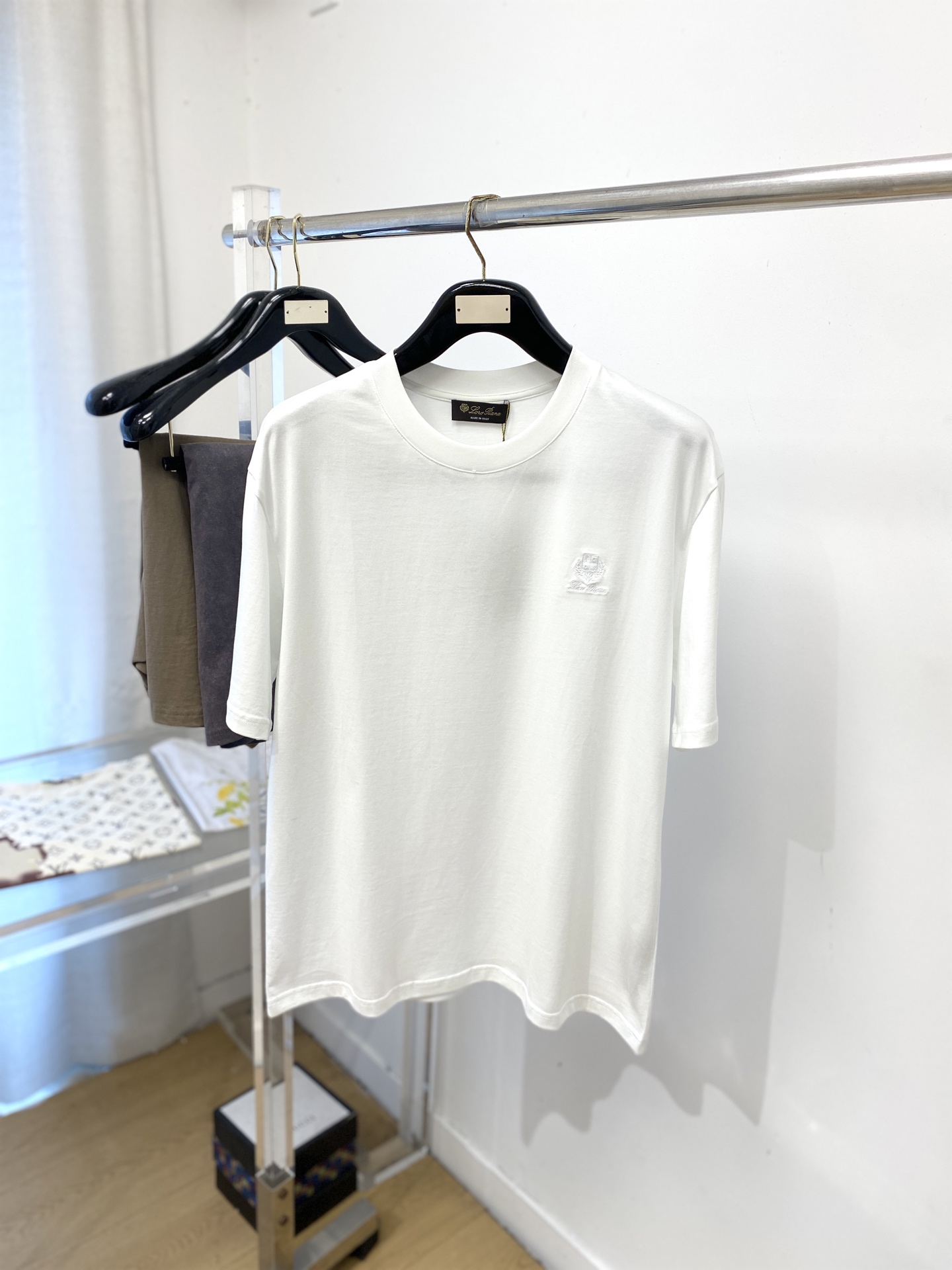 NO:831175,LP, 2026 new short-sleeved T-shirt, handsome and fashionable, exquisite embroidery pattern letter logo on the chest, simple and versatile. The fabric cotton is not only crisp and maintains the trendy silhouette, but also comfortable to wear, and the yarn is more delicate. Size M-3XL, loro piana, T-shirt, tees, t-shirt,19860909LP、2026新品短袖T恤,帅气时尚,胸前精致刺绣图案字母logo,简约百搭款.面料棉 不仅挺括,保持潮流的廓形,又穿着舒适,纱织更细腻,码数M-3XL,,loro piana,T-shirt,tees，t-shirt,,Men's clothing
