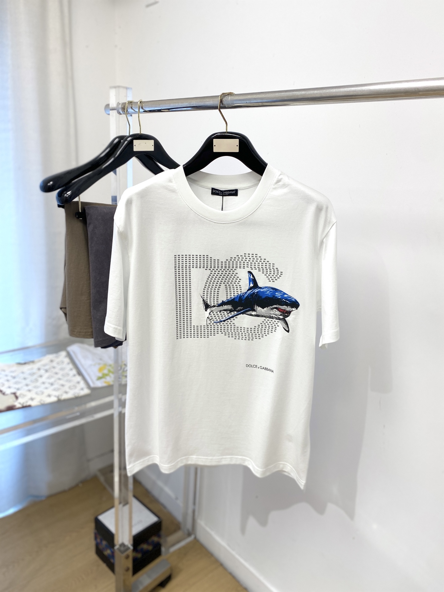 NO:831183,DG, 2026 new short-sleeved T-shirt, handsome and fashionable, top-notch printed letter logo on the chest, simple and versatile. The fabric cotton is not only crisp and maintains the trendy silhouette, but also comfortable to wear, and the yarn is more delicate. The size is M-3XL,, T-shirt, tees, t-shirt,19860909DG、2026新品短袖T恤,帅气时尚,胸前顶级印花图案字母logo,简约百搭款.面料棉 不仅挺括,保持潮流的廓形,又穿着舒适,纱织更细腻,码数M-3XL,,T-shirt,tees，t-shirt,,Men's clothing