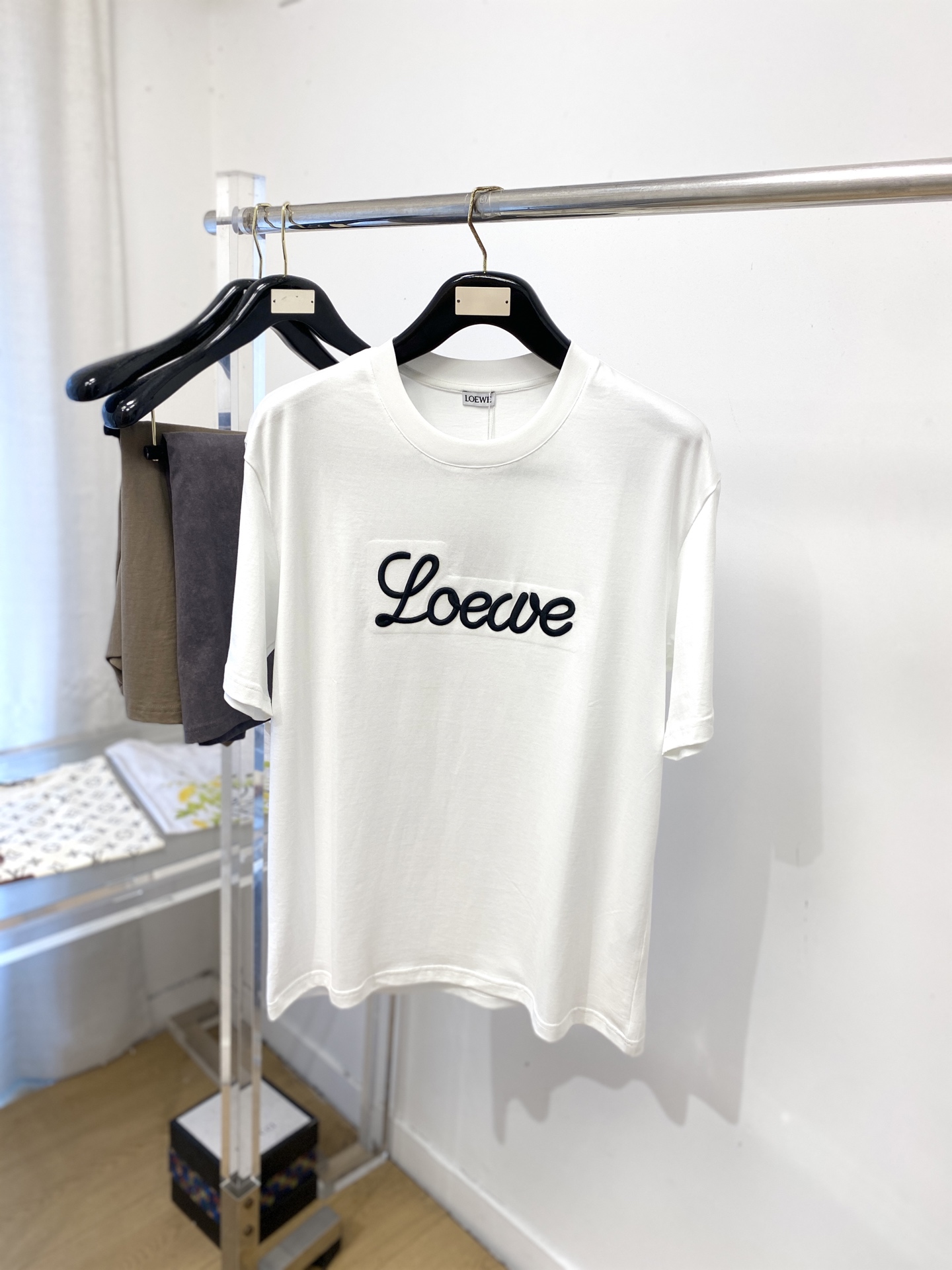NO:831191,Loewe, 2026 new short-sleeved T-shirt, handsome and fashionable, with exquisite embroidered letter logo on the chest, simple and versatile. The fabric cotton is not only crisp and maintains the trendy silhouette, but also comfortable to wear, and the yarn is more delicate. Size M-3XL,, loewe, T-shirt, tees, t-shirt,19860909罗意威、2026新品短袖T恤,帅气时尚,胸前精致刺绣字母logo,简约百搭款.面料棉 不仅挺括,保持潮流的廓形,又穿着舒适,纱织更细腻,码数M-3XL,,loewe,T-shirt,tees，t-shirt,,Men's clothing