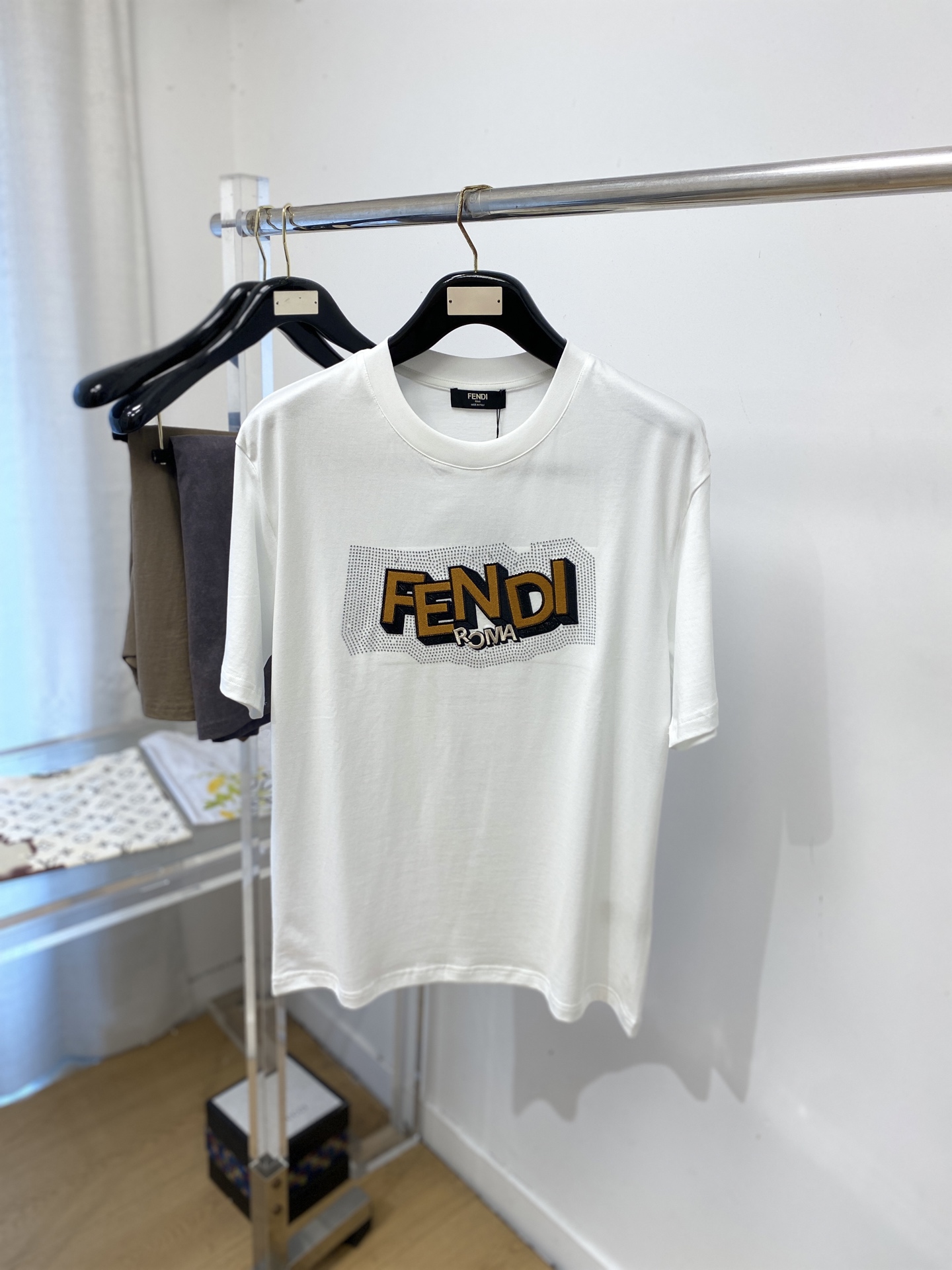 NO:831199,Fendi, 2026 new short-sleeved T-shirt, handsome and fashionable, top-notch rhinestone embroidered letter logo on the chest, simple and versatile. The fabric cotton is not only crisp and maintains the trendy silhouette, but also comfortable to wear, and the yarn is more delicate. Size M-3XL,,fendi, T-shirt, tees, t-shirt,19860909芬迪、2026新品短袖T恤,帅气时尚,胸前顶级烫钻刺绣字母logo,简约百搭款.面料棉 不仅挺括,保持潮流的廓形,又穿着舒适,纱织更细腻,码数M-3XL,,fendi,T-shirt,tees，t-shirt,,Men's clothing