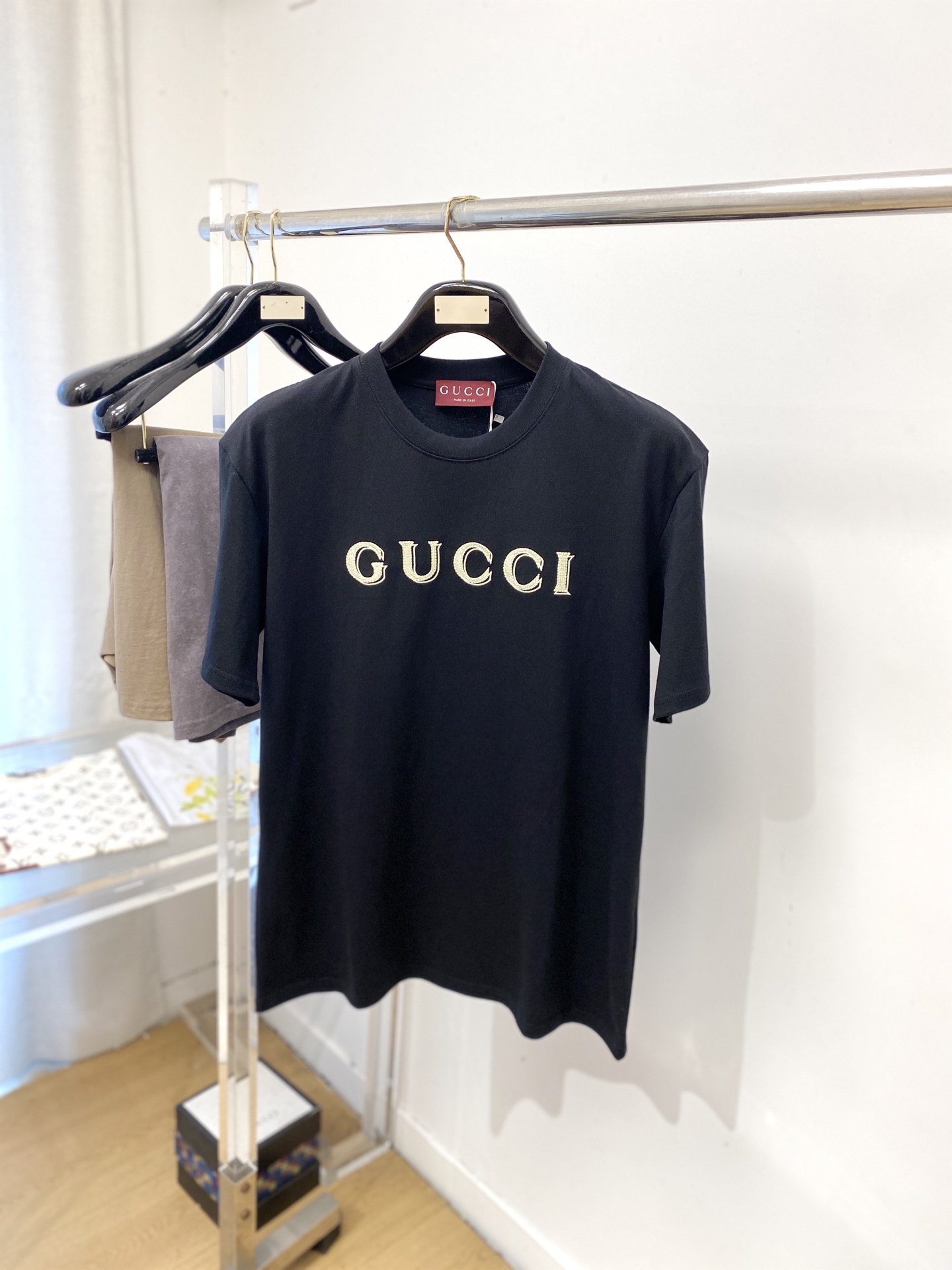 NO:831206,Gucci, 2026 new short-sleeved T-shirt, handsome and fashionable, exquisite embroidered letter logo on the chest, simple and versatile. The fabric cotton is not only crisp and maintains the trendy silhouette, but also comfortable to wear, the yarn is more delicate, the size is S-XL,, T-shirt, tees, t-shirt,19860909古奇、2026新品短袖T恤,帅气时尚,胸前精致刺绣字母logo,简约百搭款.面料棉 不仅挺括,保持潮流的廓形,又穿着舒适,纱织更细腻,码数S-XL,,T-shirt,tees，t-shirt,,Men's clothing