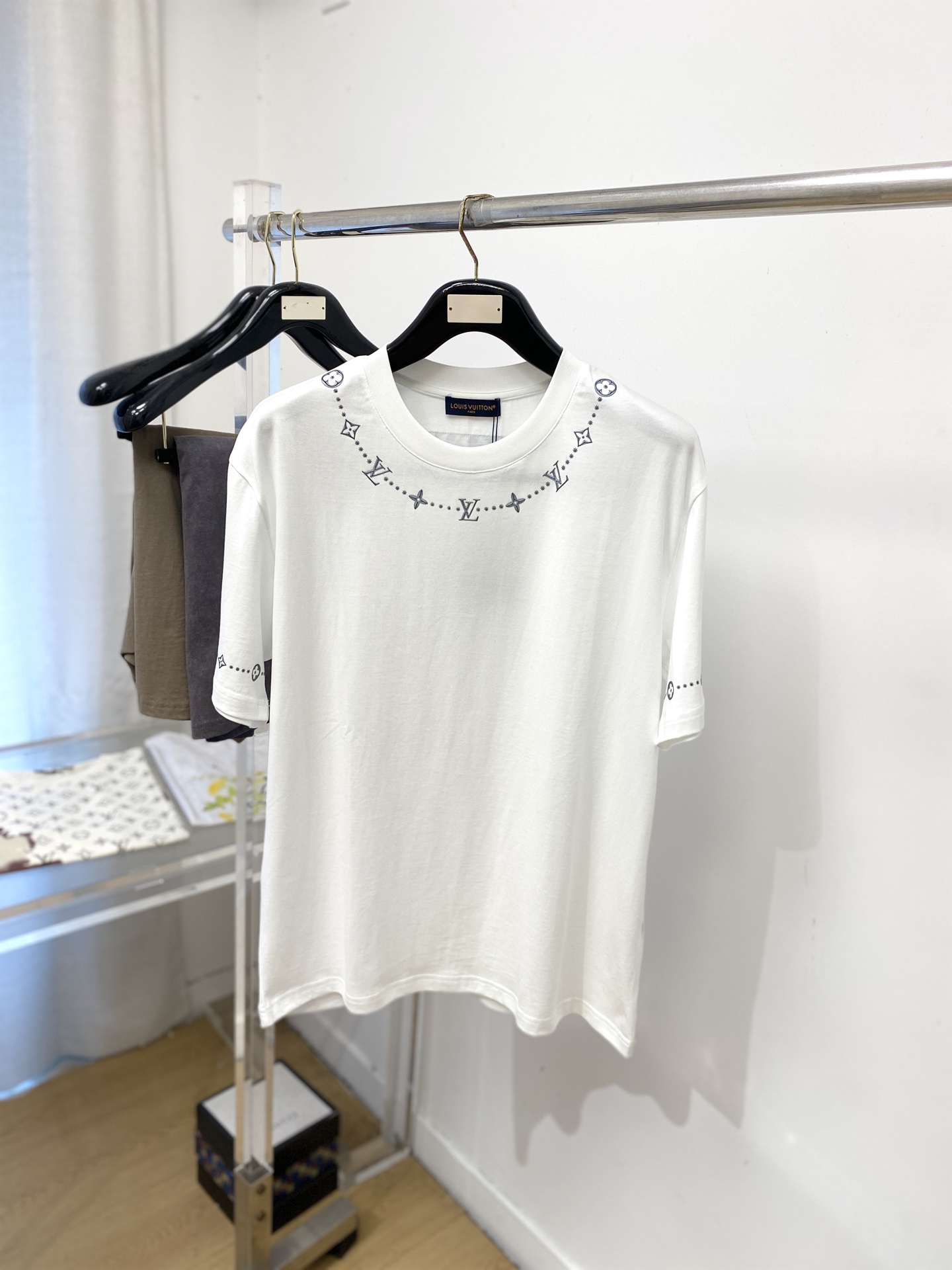 NO:831213,Louis Vuitton, 2026 new short-sleeved T-shirt, handsome and fashionable, top-notch printed letter logo on the neck, simple and versatile. The fabric cotton is not only crisp and maintains the trendy silhouette, but also comfortable to wear, and the yarn is more delicate. Size M-3XL,, louis vuitton, T-shirt, tees, t-shirt,19860909路易威登、2026新品短袖T恤,帅气时尚,领口顶级印花图案字母logo,简约百搭款.面料棉 不仅挺括,保持潮流的廓形,又穿着舒适,纱织更细腻,码数M-3XL,,louis vuitton,T-shirt,tees，t-shirt,,Men's clothing