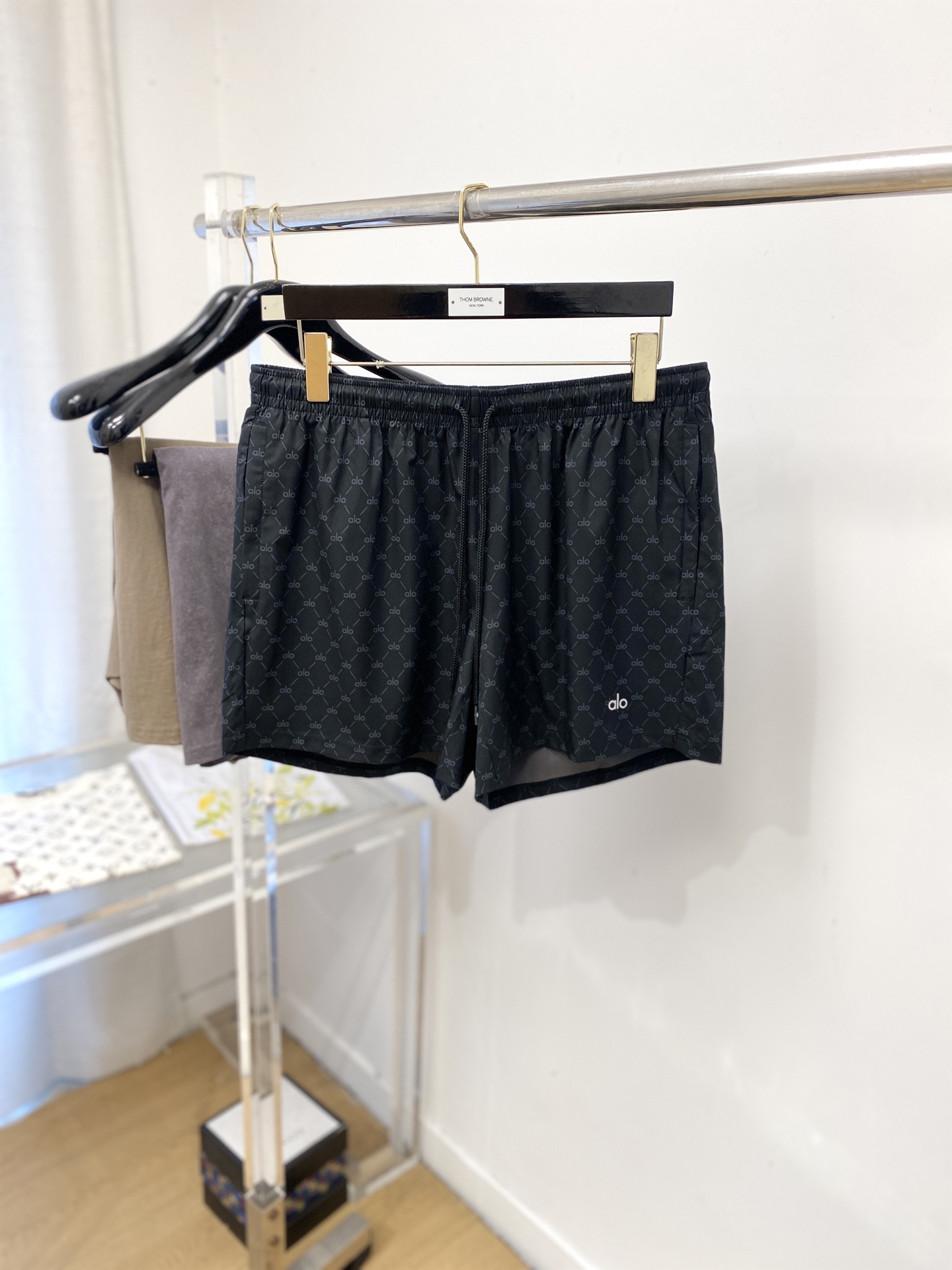 NO:831209,alo, 2026 hot style casual shorts, high elasticity, slimming, simple and versatile, hot style, fine workmanship, you can see the care in every stitch, favorite of many celebrities and Internet celebrities, elongating body proportions!  Micro-elastic comfortable fabric details body size S-XL, shorts,19860909alo、2026爆款休闲短裤 高弹显瘦必爆简约百搭爆款,做工精细,每一针都看得到用心,超多明星网红最爱 拉长身材比例哦！微弹 舒适面料 细节体码数S-XL,,shorts,,Men's clothing