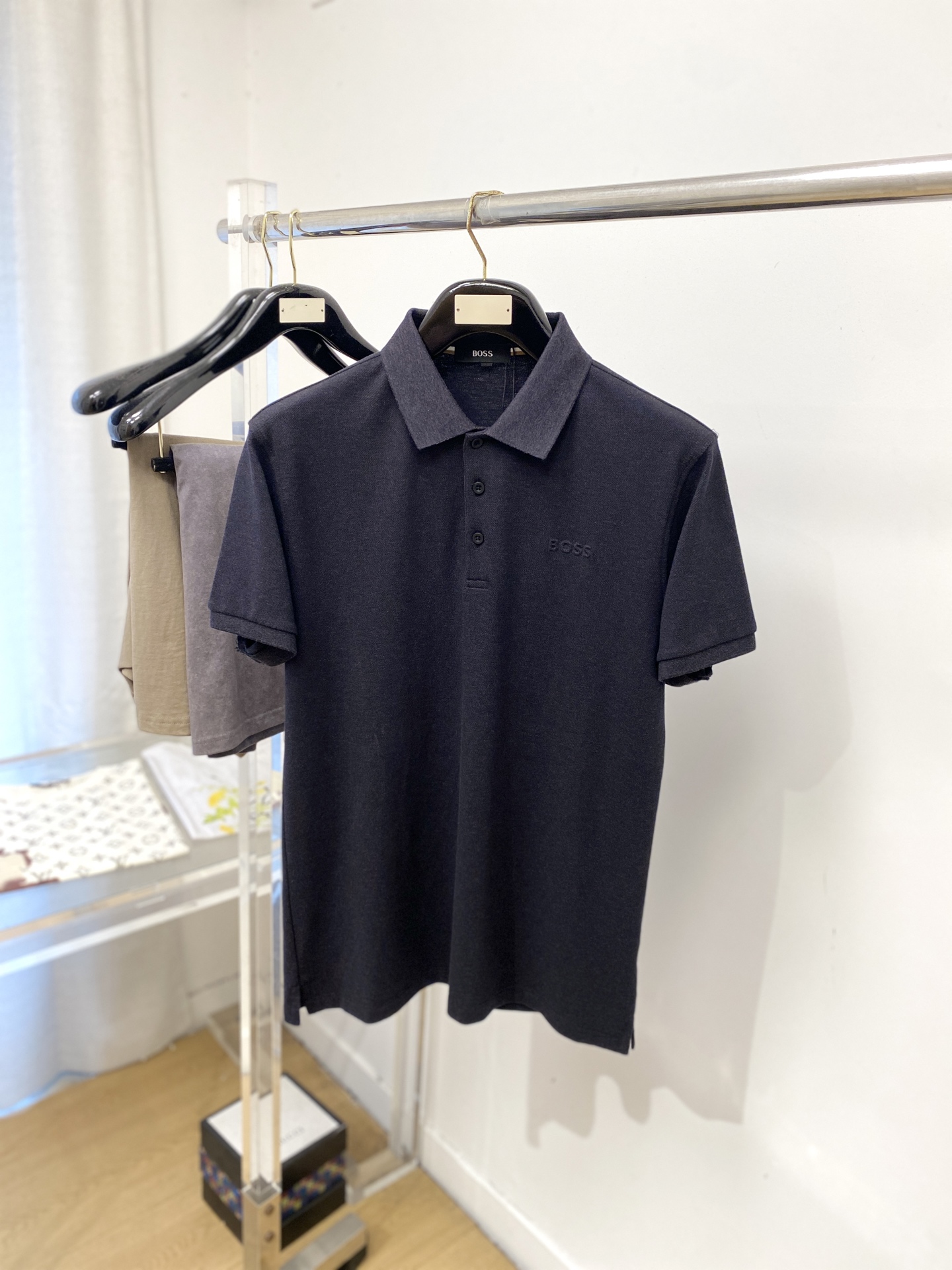 NO:831214,BOSS, 2026 new short-sleeved T-shirt, handsome and fashionable, with embossed letter logo on the chest, simple and versatile. The fabric cotton is not only crisp and maintains the trendy silhouette, but also comfortable to wear, and the yarn is more delicate. The size is M-3XL,, T-shirt, tees, t-shirt,19860909BOSS、2026新品短袖T恤,帅气时尚,胸前设计凹凸字母logo,简约百搭款.面料棉 不仅挺括,保持潮流的廓形,又穿着舒适,纱织更细腻,码数M-3XL,,T-shirt,tees，t-shirt,,Men's clothing