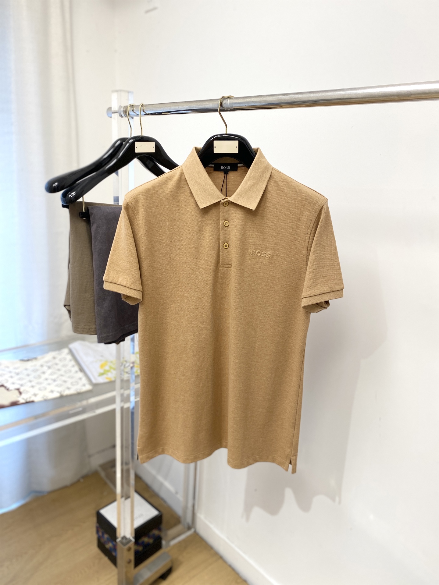NO:831220,BOSS, 2026 new short-sleeved T-shirt, handsome and fashionable, with embossed letter logo on the chest, simple and versatile. The fabric cotton is not only crisp and maintains the trendy silhouette, but also comfortable to wear, and the yarn is more delicate. The size is M-3XL,, T-shirt, tees, t-shirt,19860909BOSS、2026新品短袖T恤,帅气时尚,胸前设计凹凸字母logo,简约百搭款.面料棉 不仅挺括,保持潮流的廓形,又穿着舒适,纱织更细腻,码数M-3XL,,T-shirt,tees，t-shirt,,Men's clothing