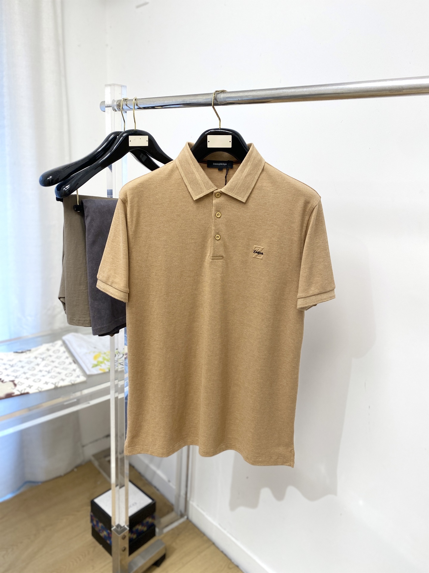 NO:831226,Zegna, 2026 new short-sleeved T-shirt, handsome and fashionable, with embossed printed letter logo on the chest, simple and versatile. The fabric cotton is not only crisp and maintains the trendy silhouette, but also comfortable to wear, and the yarn is more delicate. Size M-3XL,,zegna,T-shirt,tees,t-shirt,19860909杰尼亚、2026新品短袖T恤,帅气时尚,胸前设计凹凸印胶字母logo,简约百搭款.面料棉 不仅挺括,保持潮流的廓形,又穿着舒适,纱织更细腻,码数M-3XL,,zegna,T-shirt,tees，t-shirt,,Men's clothing