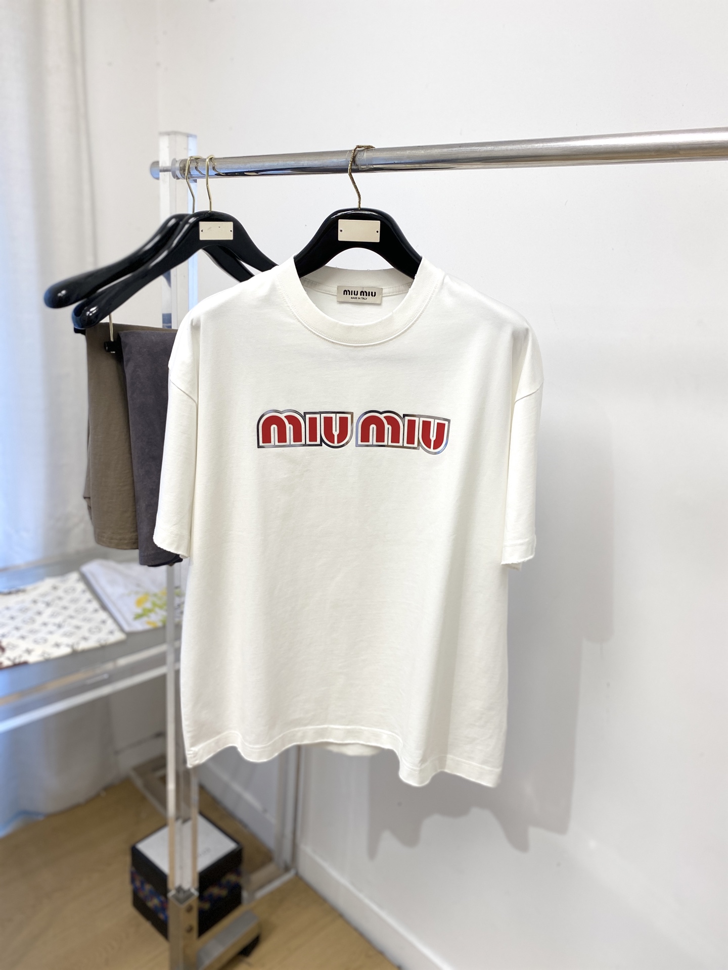 NO:831171,miu miu, 2026 new short-sleeved T-shirt, handsome and fashionable, top-notch printed letter logo on the chest, simple and versatile. The fabric cotton is not only crisp and maintains the trendy silhouette, but also comfortable to wear, and the yarn is more delicate. Size M-3XL,, miumiu, T-shirt, tees, t-shirt,19860909miu miu、2026新品短袖T恤,帅气时尚,胸前顶级印胶字母logo,简约百搭款.面料棉 不仅挺括,保持潮流的廓形,又穿着舒适,纱织更细腻,码数M-3XL,,miumiu,T-shirt,tees，t-shirt,,Men's clothing