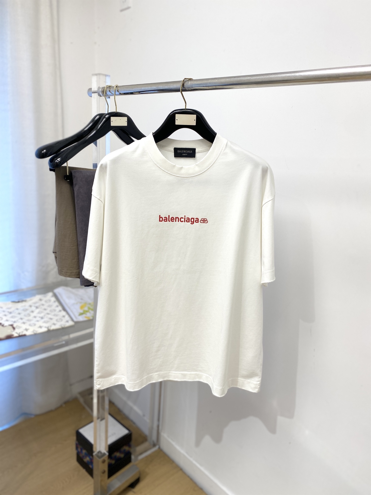 NO:831178,Balenciaga, 2026 new short-sleeved T-shirt, handsome and fashionable, top-notch printed letter logo on the chest, simple and versatile. The fabric cotton is not only crisp and maintains the trendy silhouette, but also comfortable to wear, and the yarn is more delicate. Size M-3XL,,balenciaga,T-shirt,tees,t-shirt,19860909巴黎世家、2026新品短袖T恤,帅气时尚,胸前顶级印胶图案字母logo,简约百搭款.面料棉 不仅挺括,保持潮流的廓形,又穿着舒适,纱织更细腻,码数M-3XL,,balenciaga,T-shirt,tees，t-shirt,,Men's clothing
